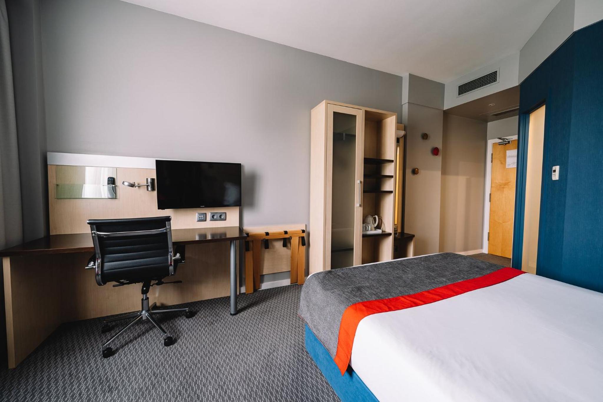 Standard Double Room with Free Breakfast - Photo 8