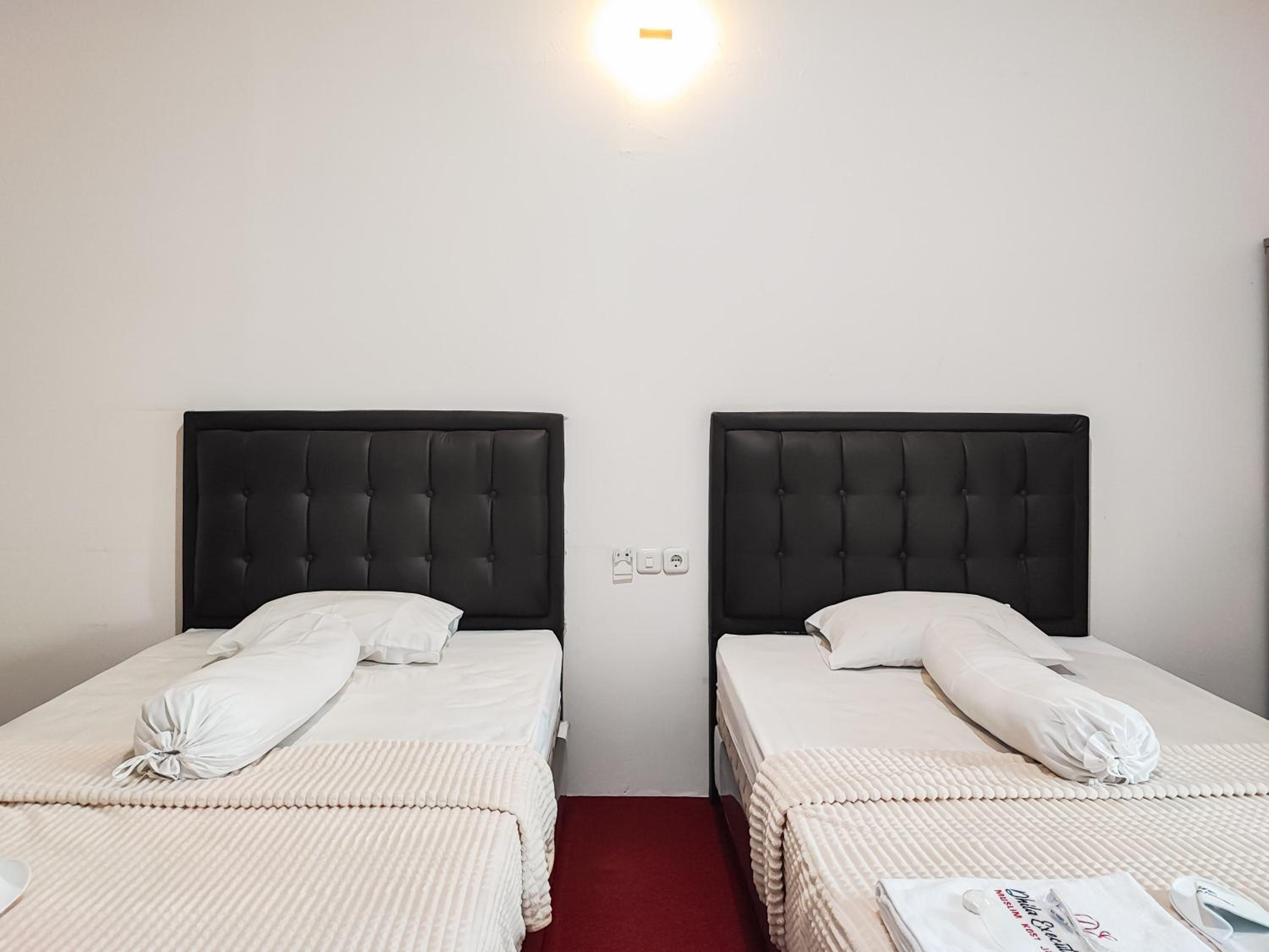 Standard Twin Room - Photo 4