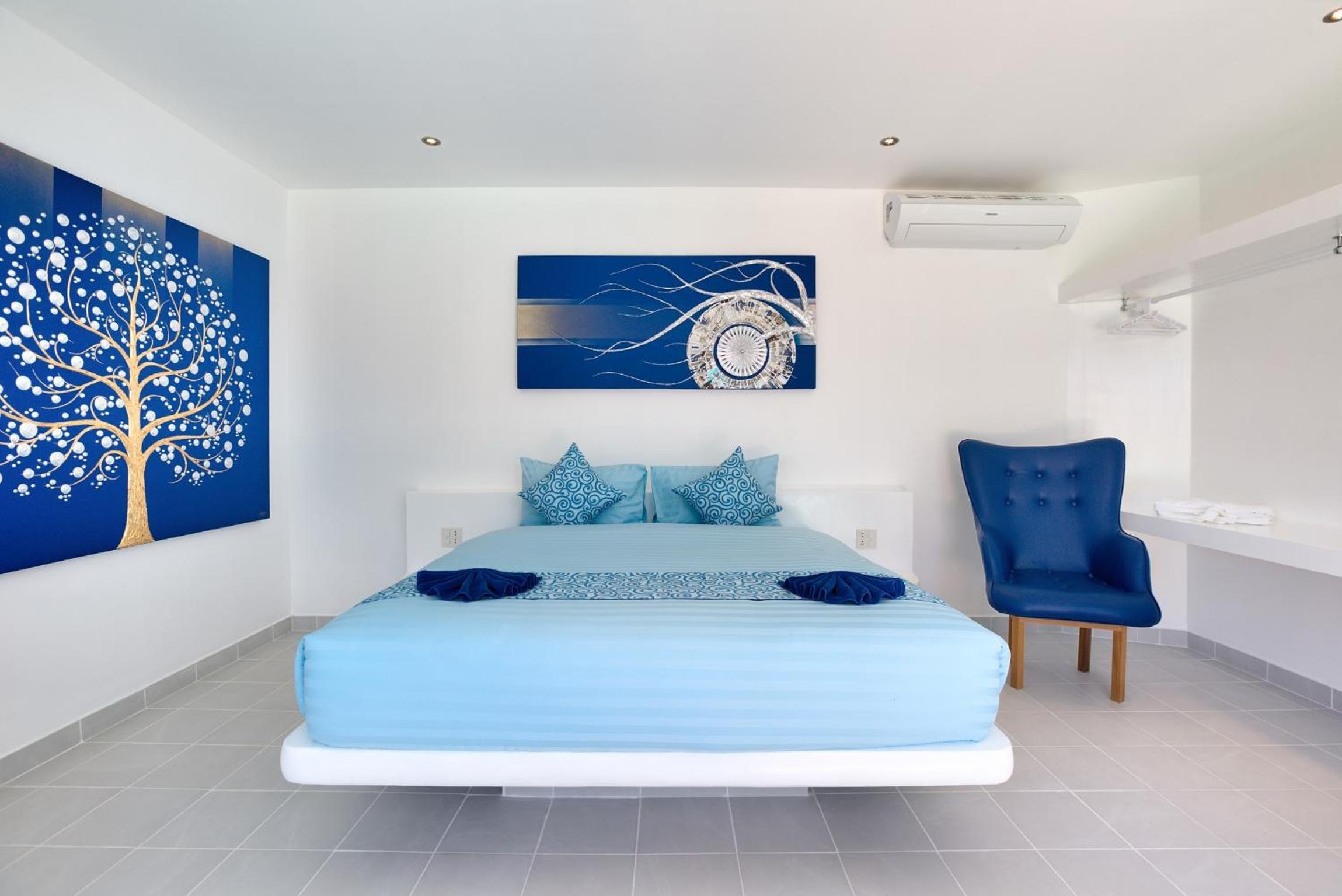 Family Room with Side Sea View photo 3