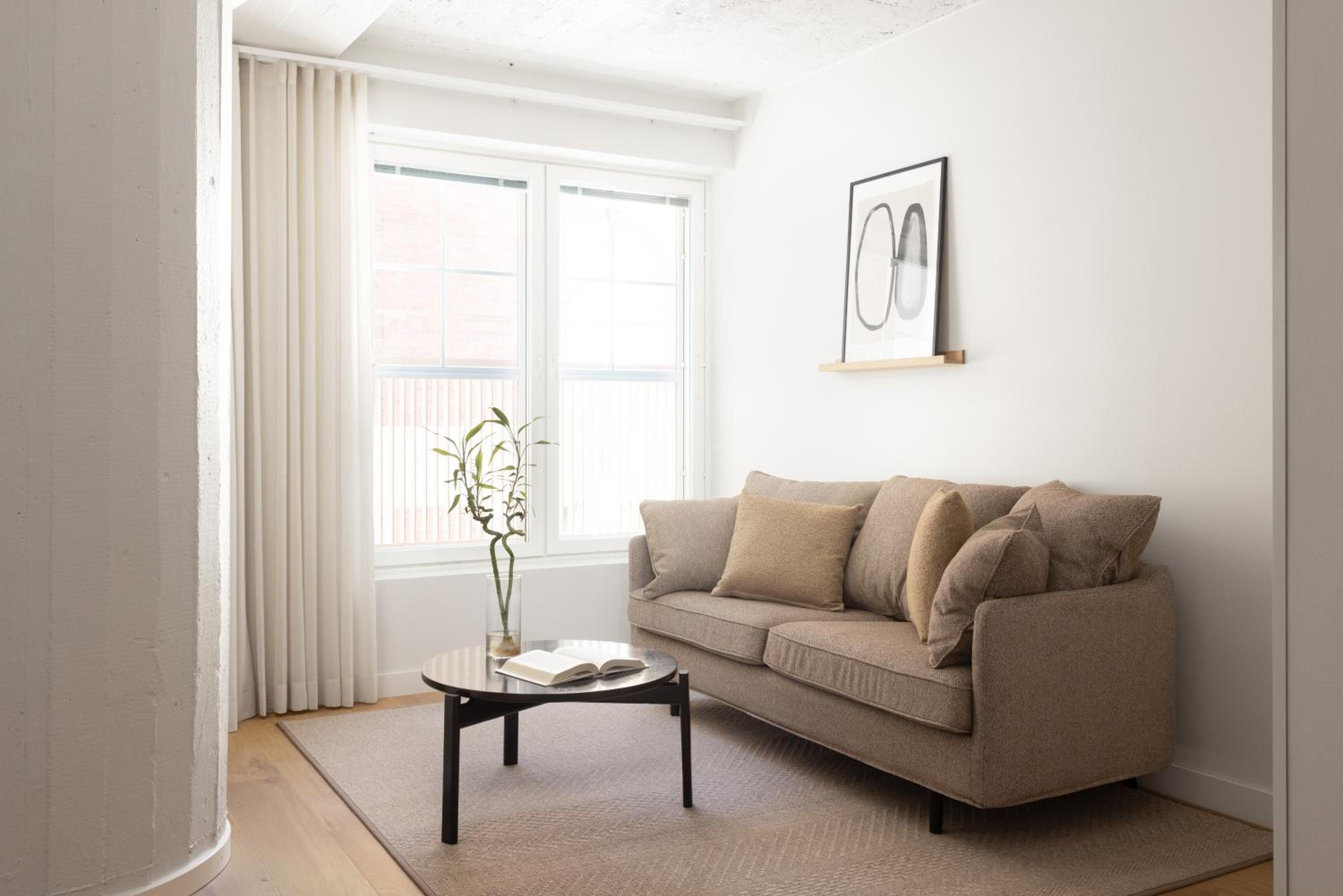 Spacious-studio upper floor - Photo 1