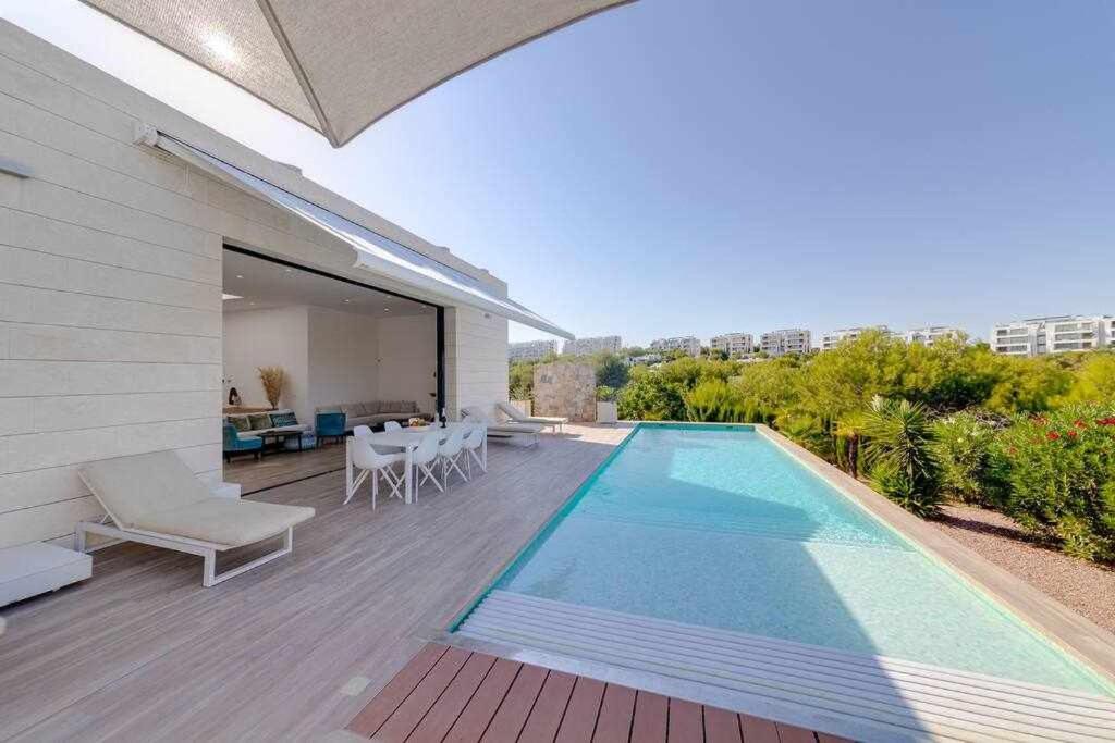 Three-Bedroom Villa photo 3
