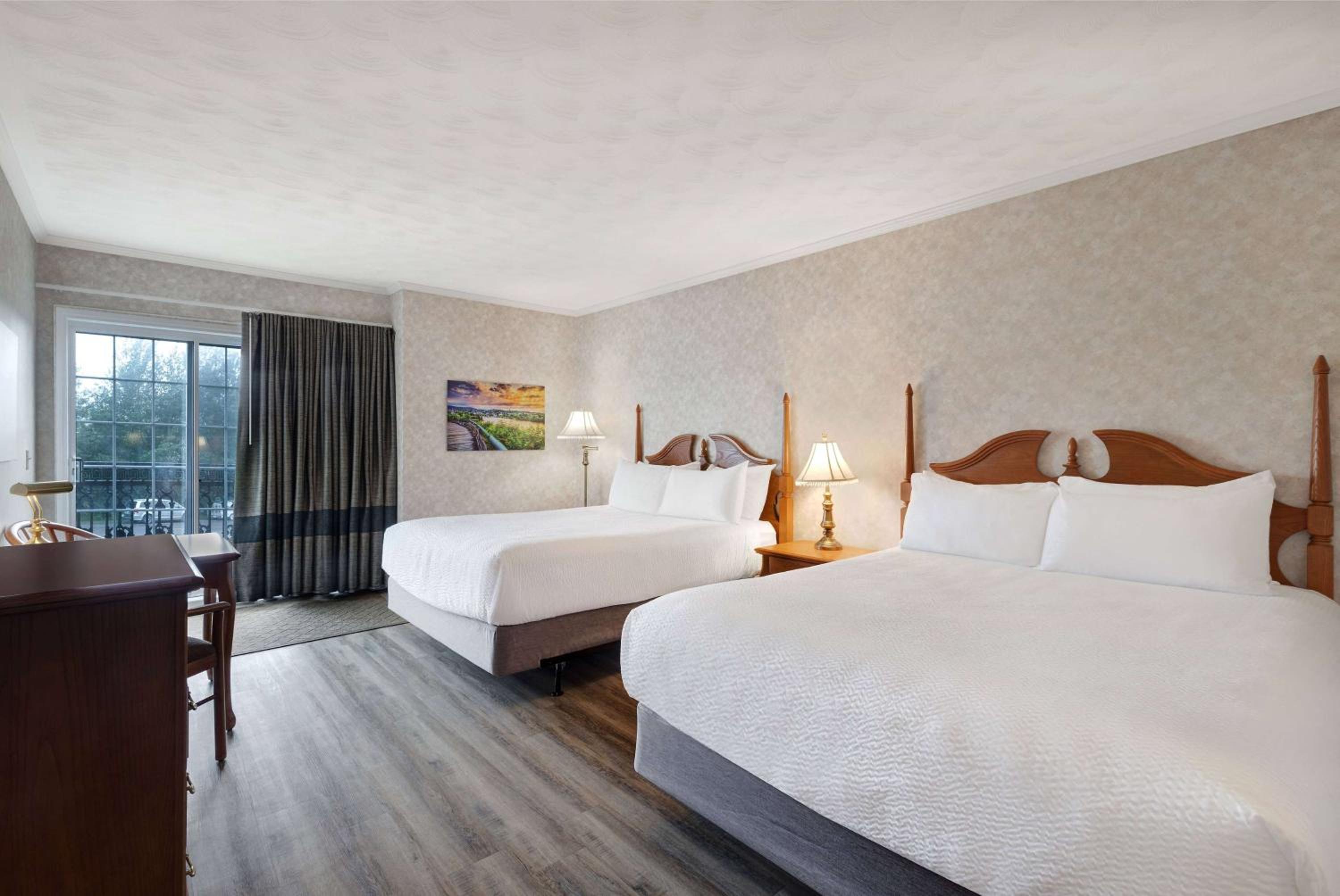 Queen Room with Two Queen Beds - Upper Floor/Non-Smoking photo 1
