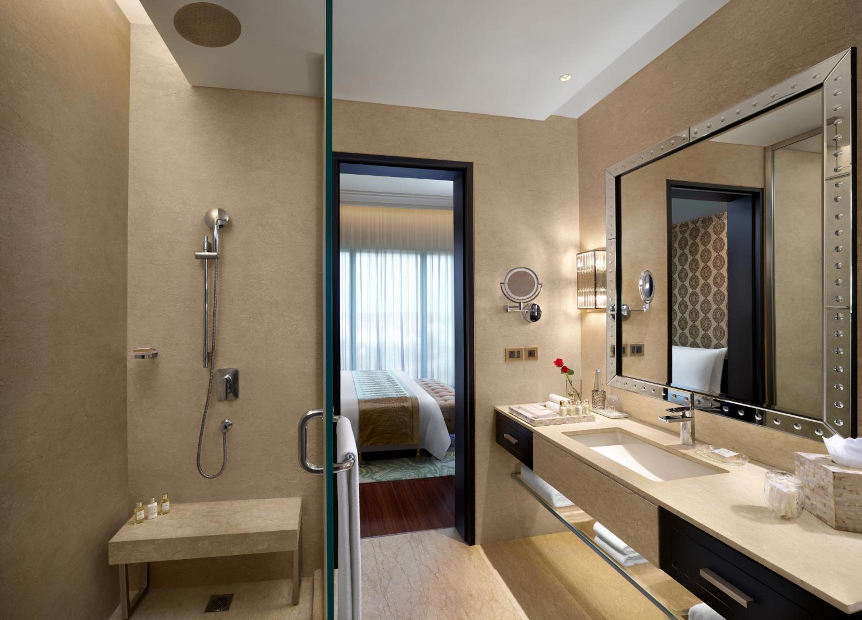 Royal Suite  - - 15% Discount on Food & Beverages - 1000 Credit points for SPA per room per stay, Two way airport transfers and Club Lounge Access - Photo 2