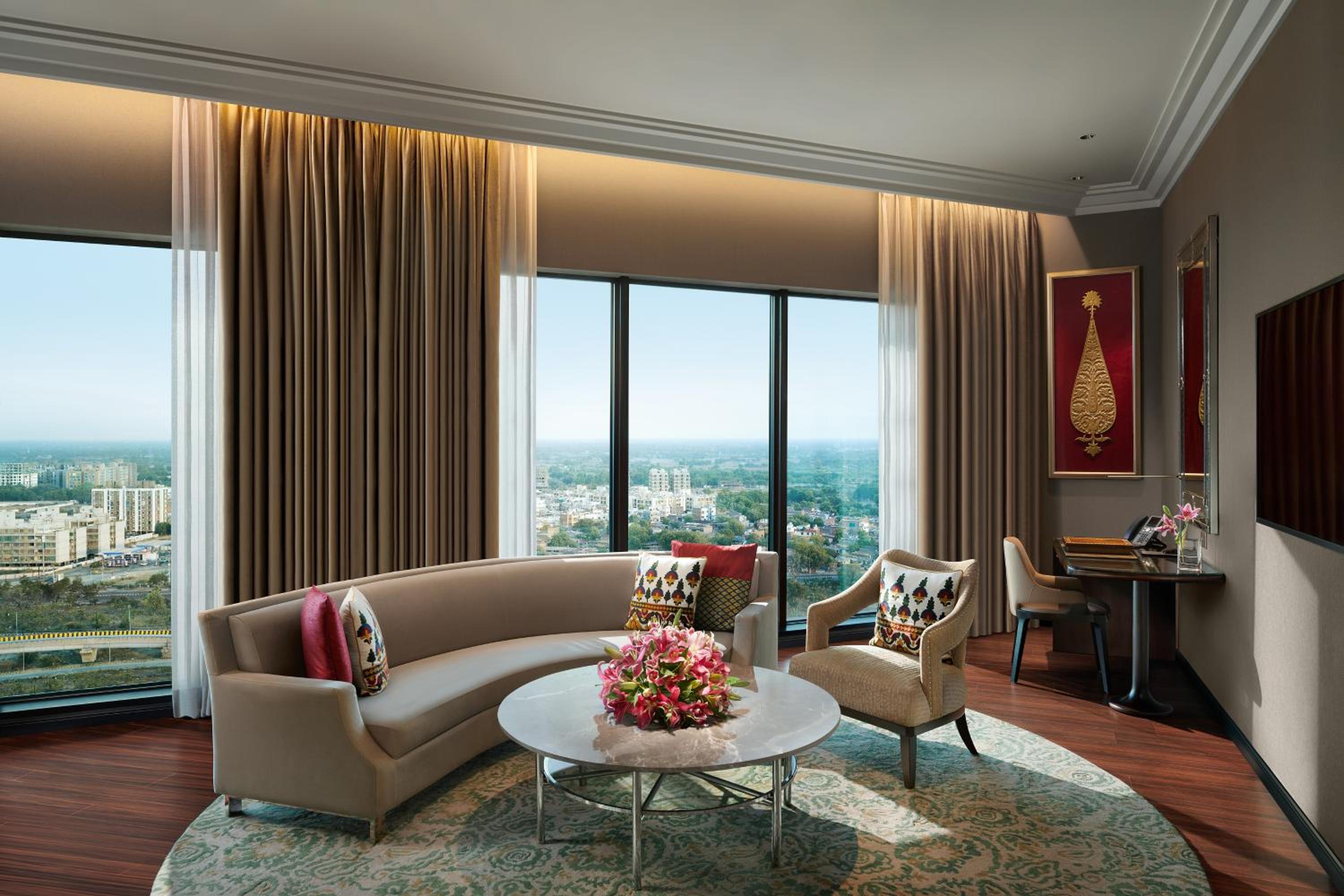Royal Suite  - - 15% Discount on Food & Beverages - 1000 Credit points for SPA per room per stay, Two way airport transfers and Club Lounge Access - Photo 7