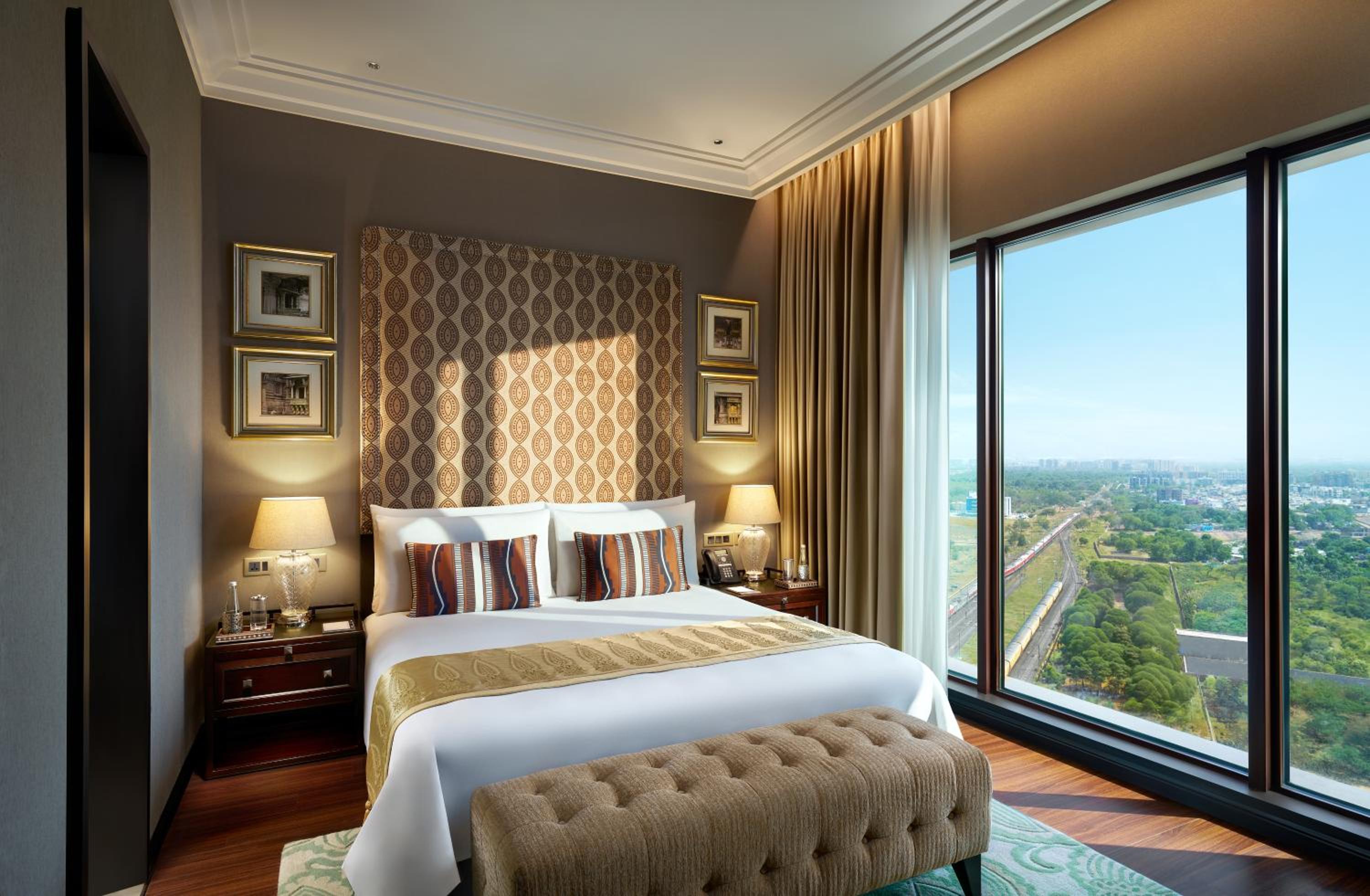 Royal Suite  - - 15% Discount on Food & Beverages - 1000 Credit points for SPA per room per stay, Two way airport transfers and Club Lounge Access - Photo 3