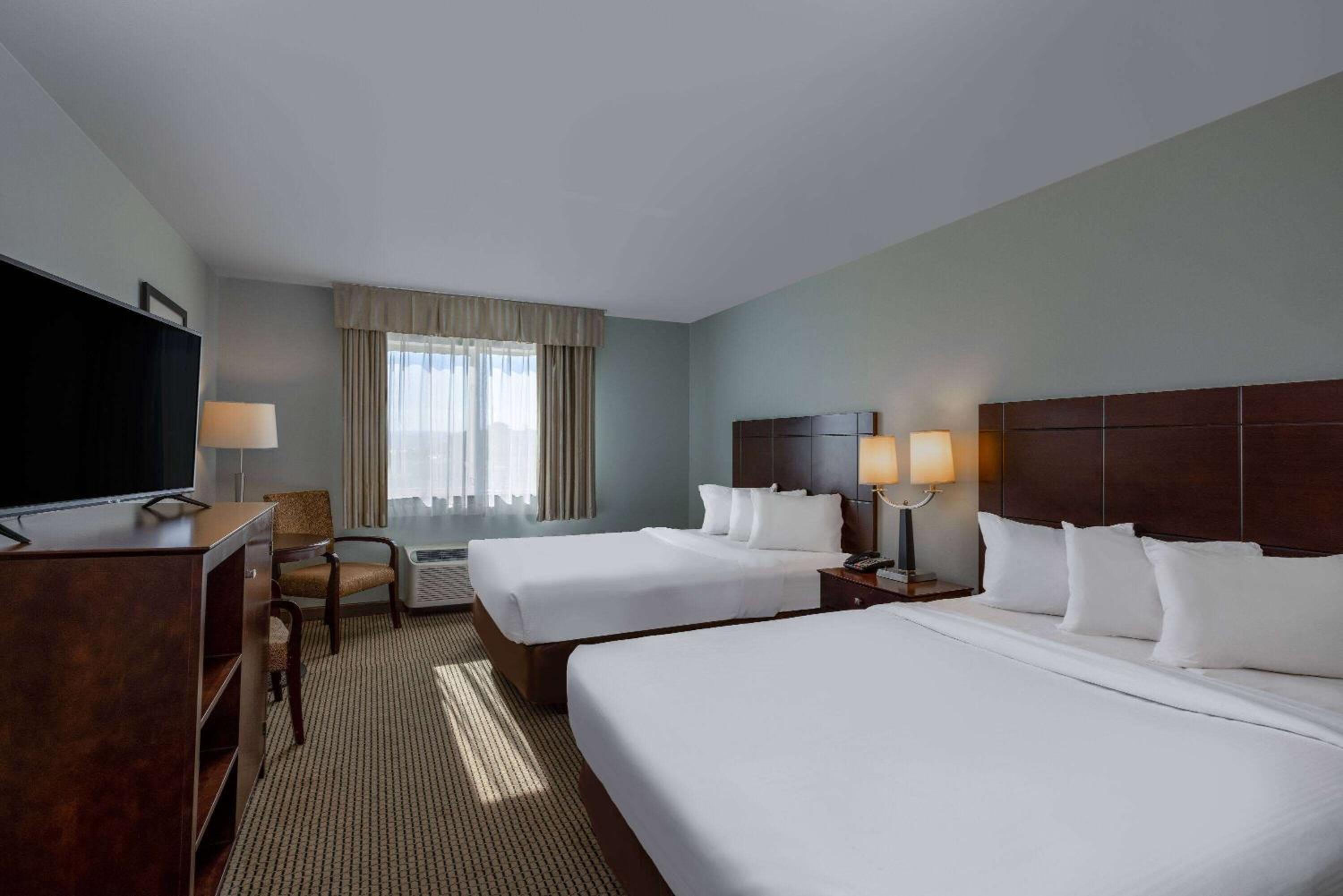 Queen Room with Two Queen Beds and Roll-in Shower - Mobility Accessible/Non-Smoking photo 1