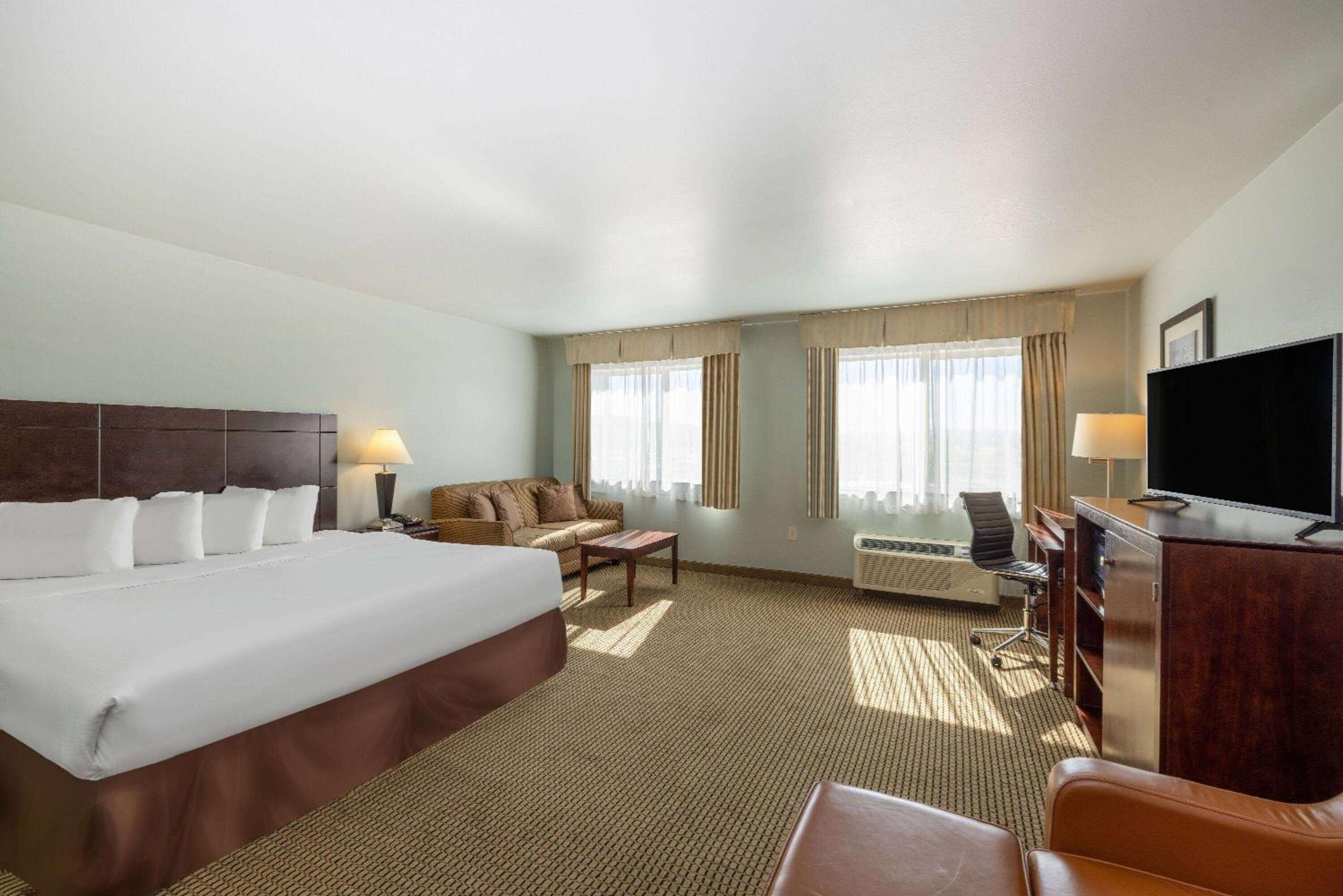 King Suite - Non-Smoking photo 1