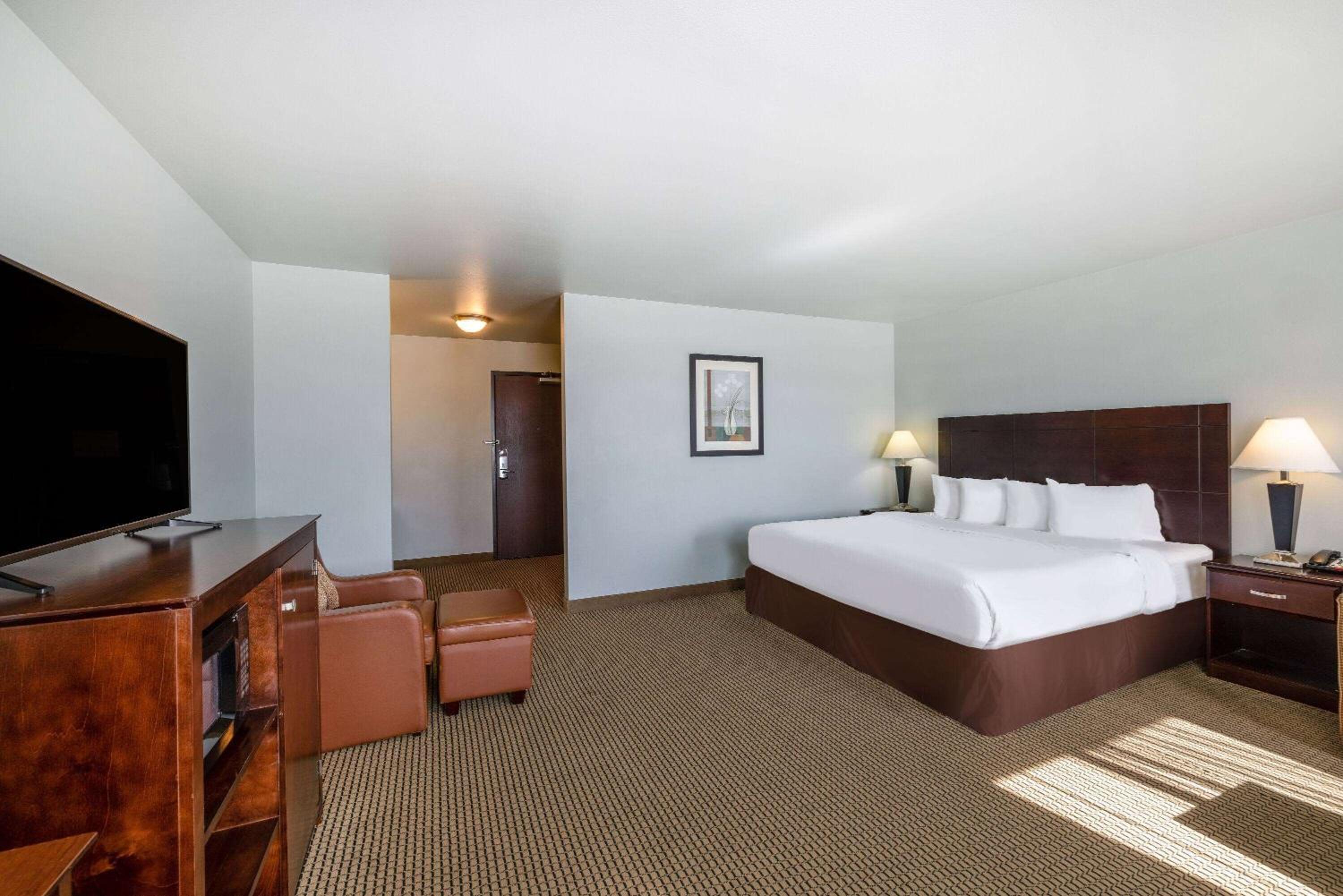 King Suite with Bathtub with Grab Bars - Mobility Accessible/Non-Smoking photo 1