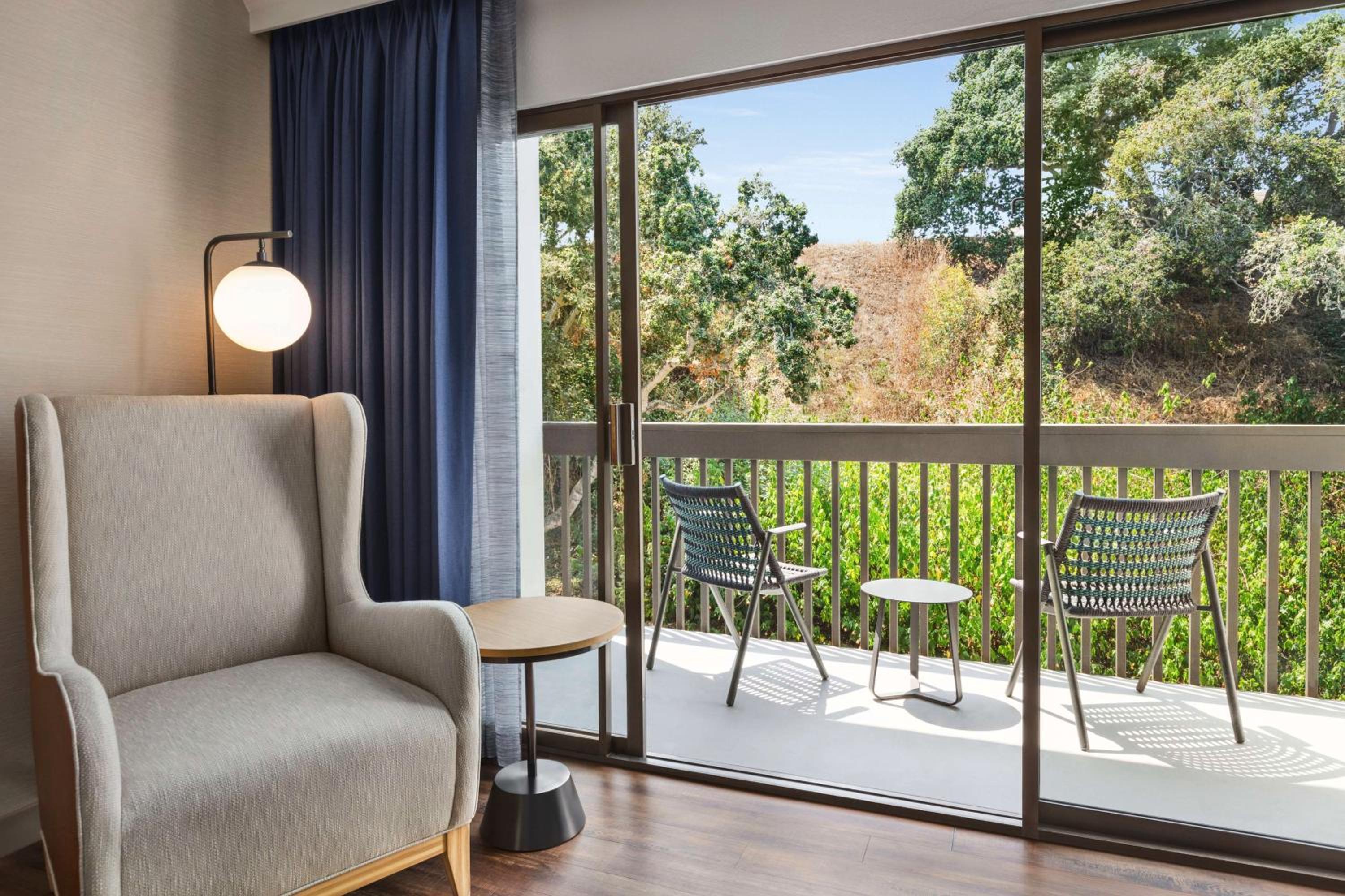 King Room with Balcony - Photo 6