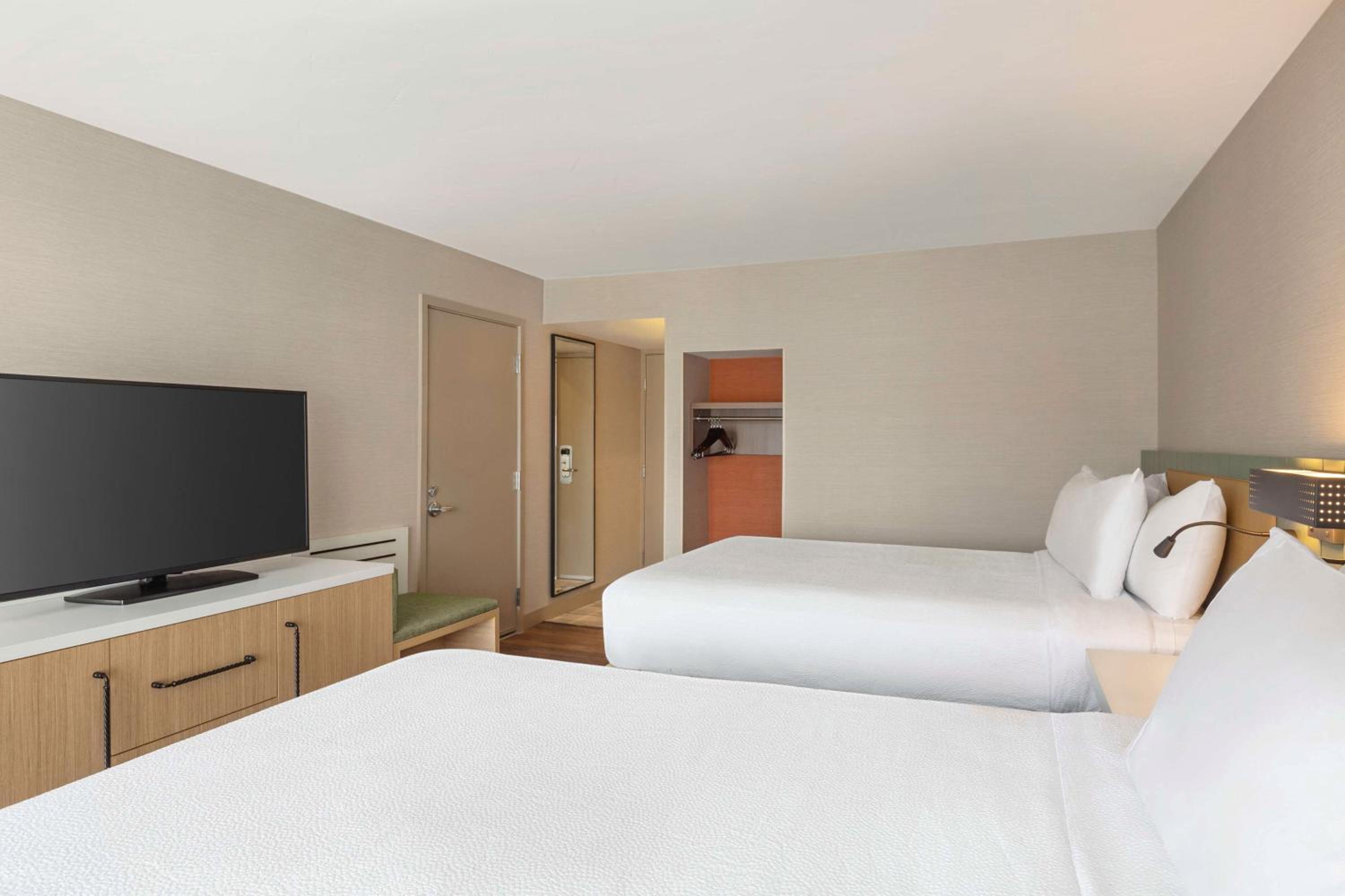 Top Floor Queen Room with Two Queen Beds and Pool View with Large Patio - Photo 1