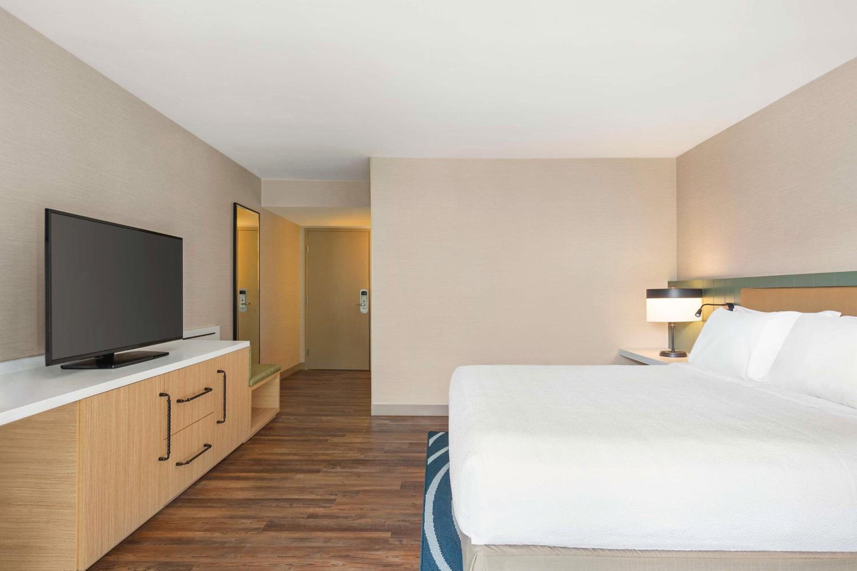 King Room with Balcony and Roll-In Shower - Disability Access - Photo 3