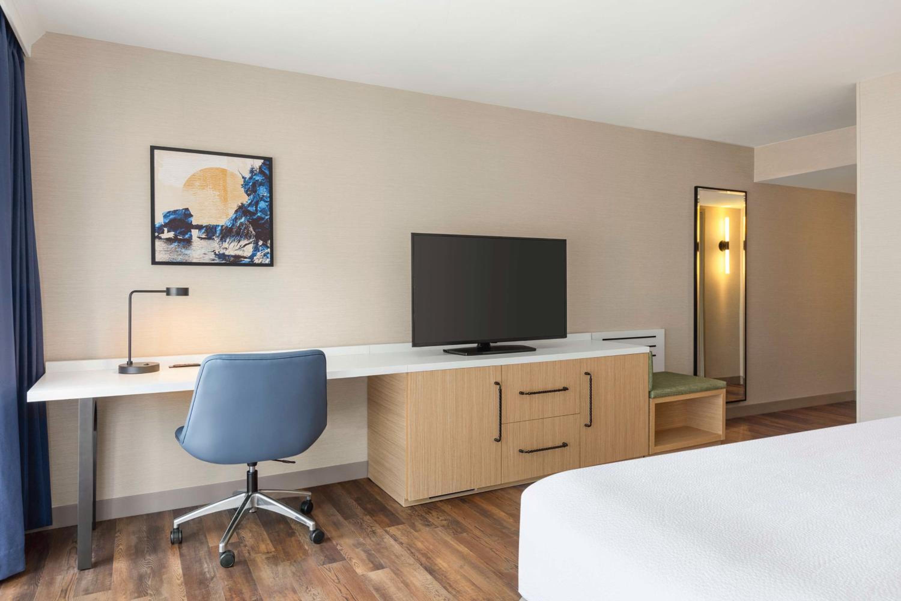 King Room with Balcony and Roll-In Shower - Disability Access - Photo 4