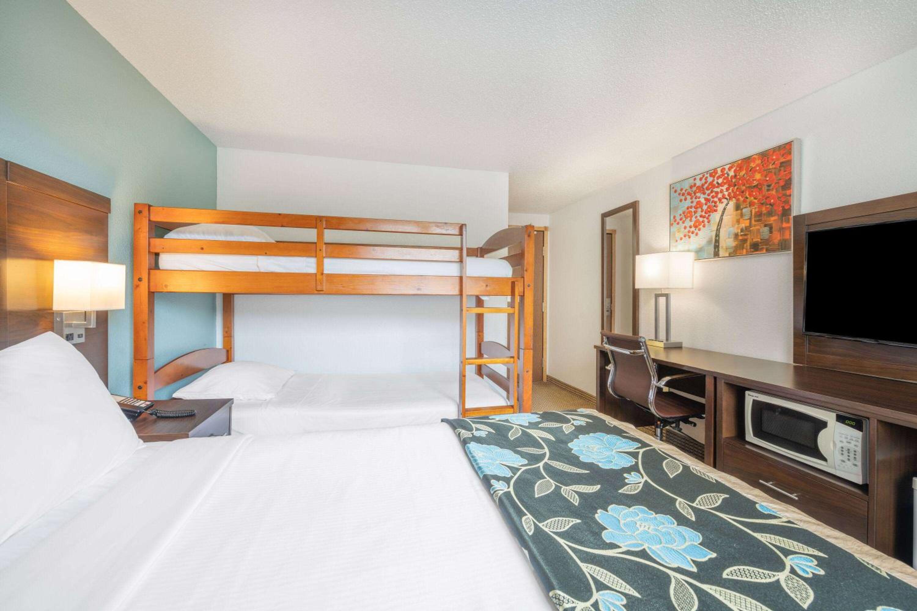 Queen Room with Bunk Bed - Non-Smoking - Photo 1