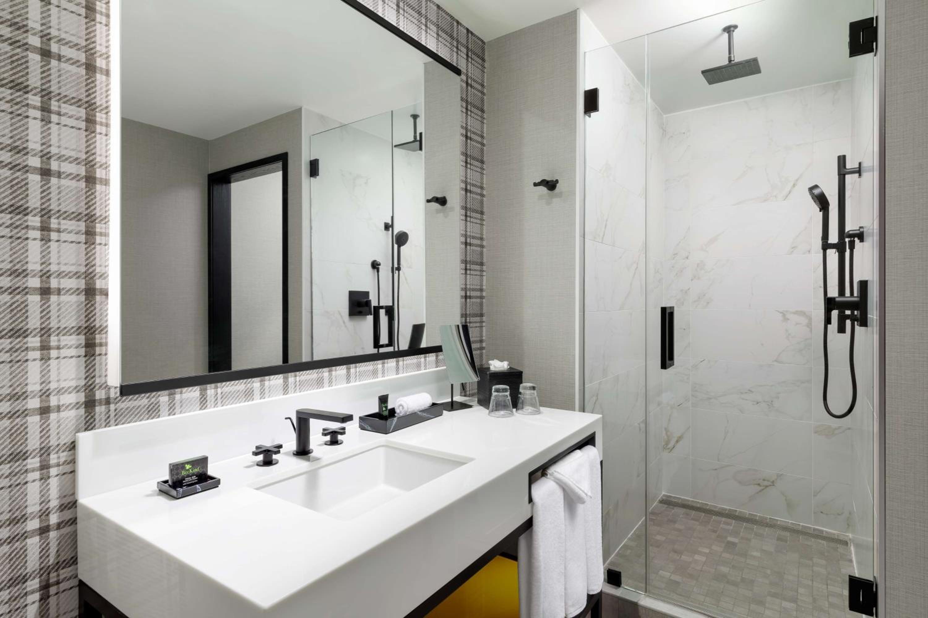 One-Bedroom Queen Suite - Photo 7