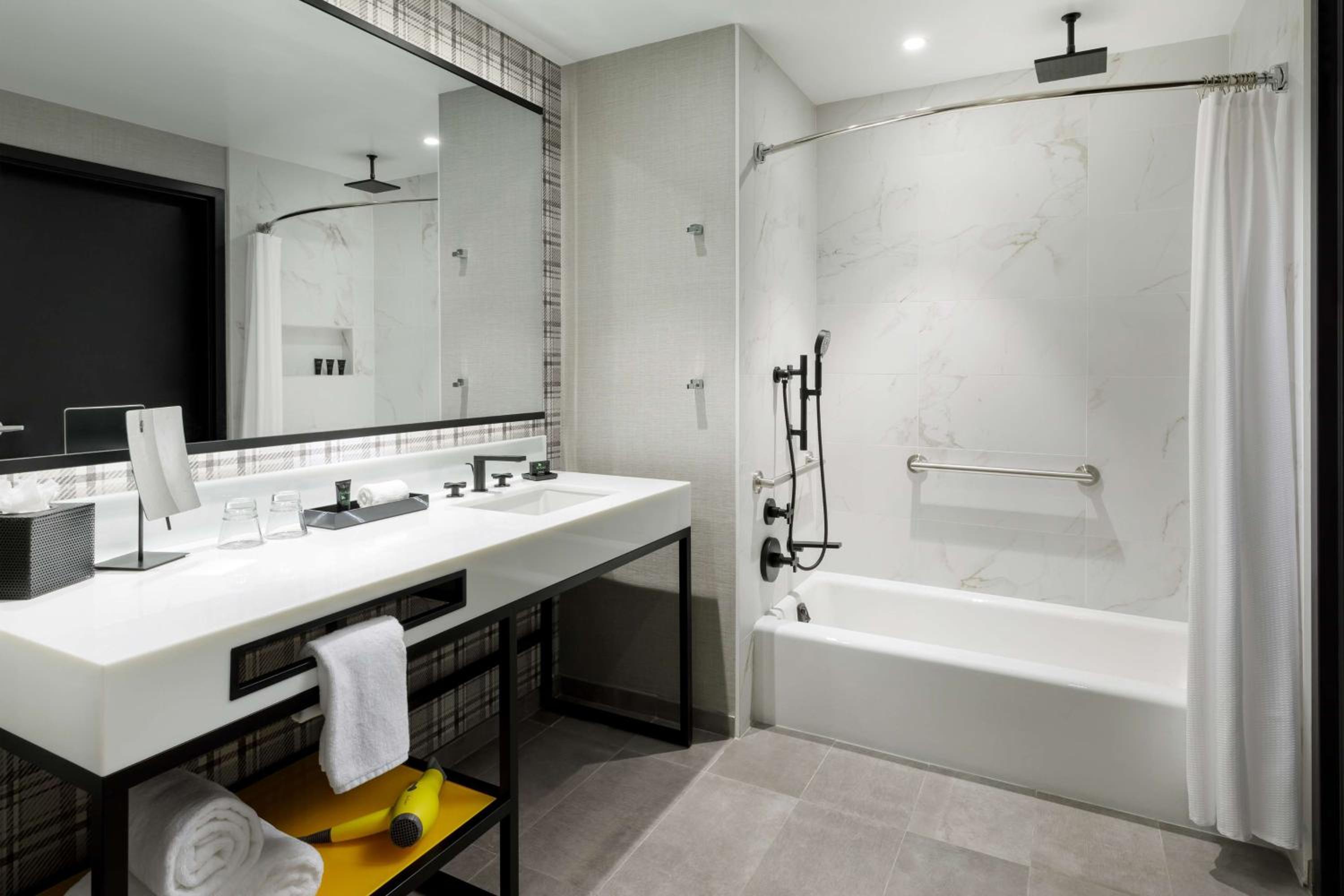 King Room with Accessible Tub - Disability Access - Photo 9