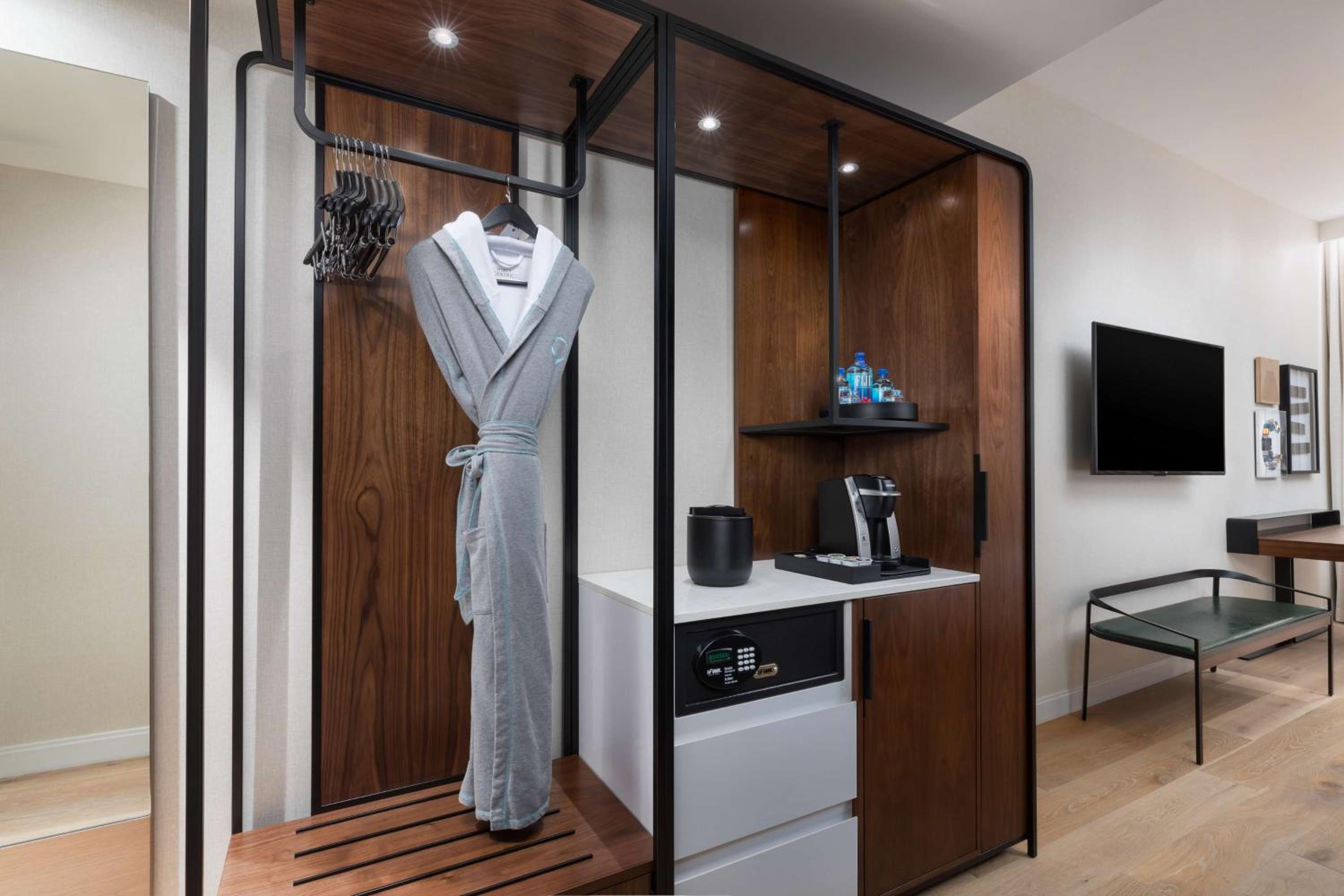 VIP King Suite - Photo 14