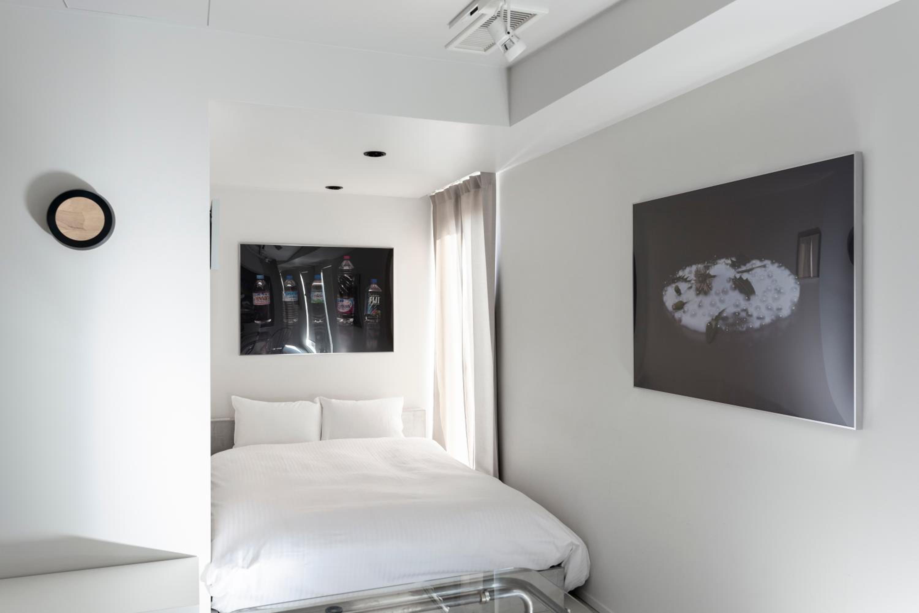 An immersive, experimental gallery for future collectors - Photo 1