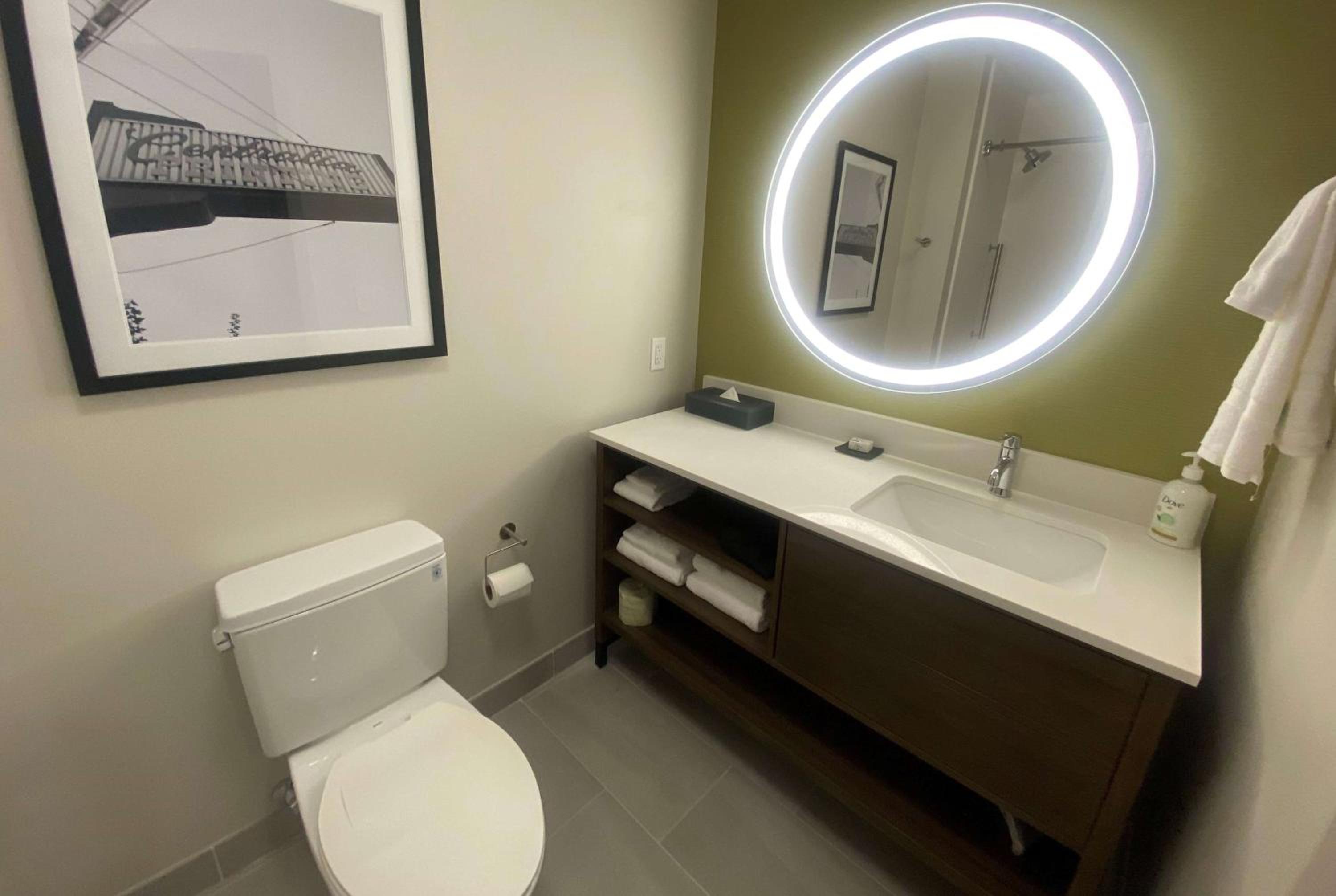 King Suite with Kitchenette - Non-Smoking - Photo 2