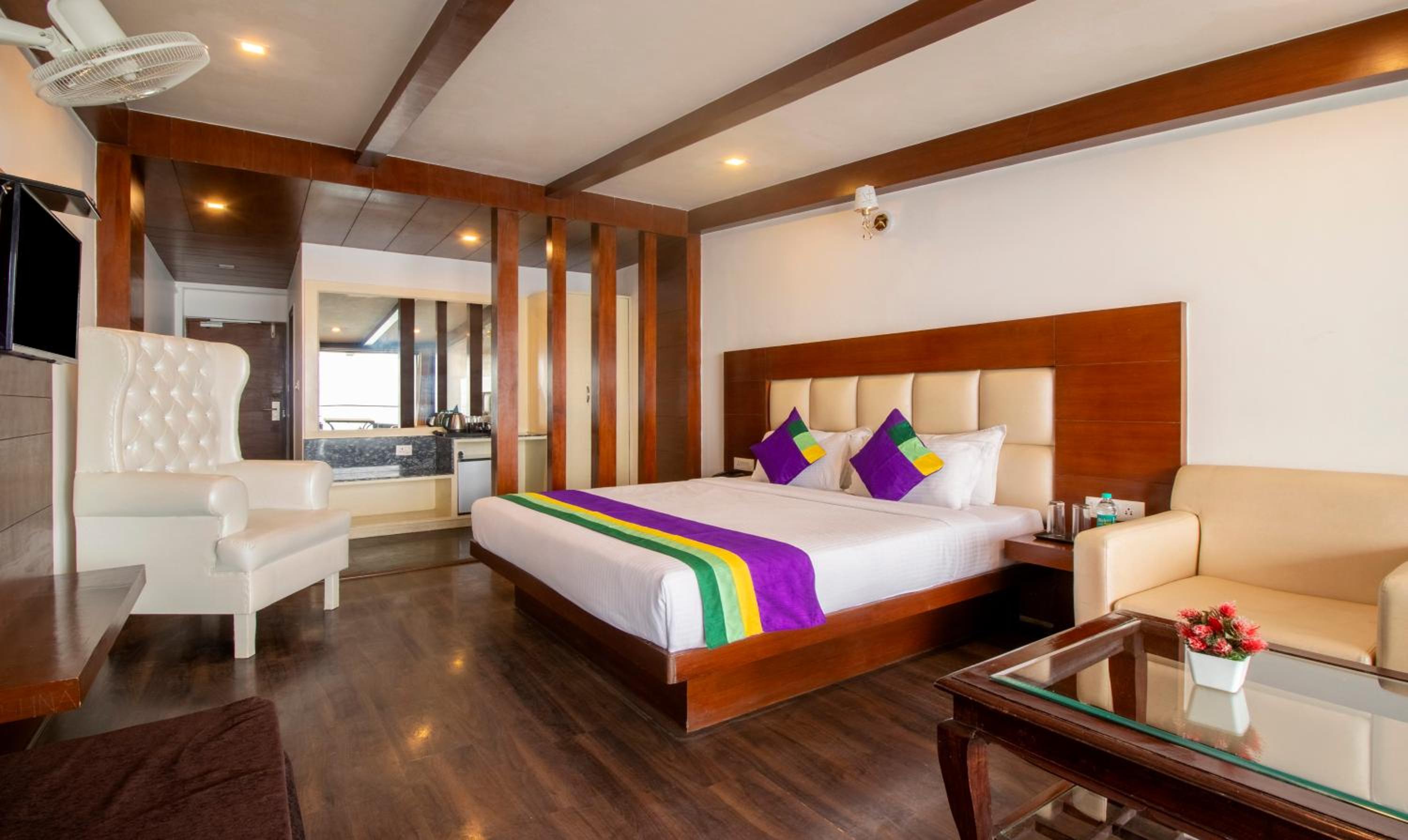Deluxe Room With Balcony & Valley View
