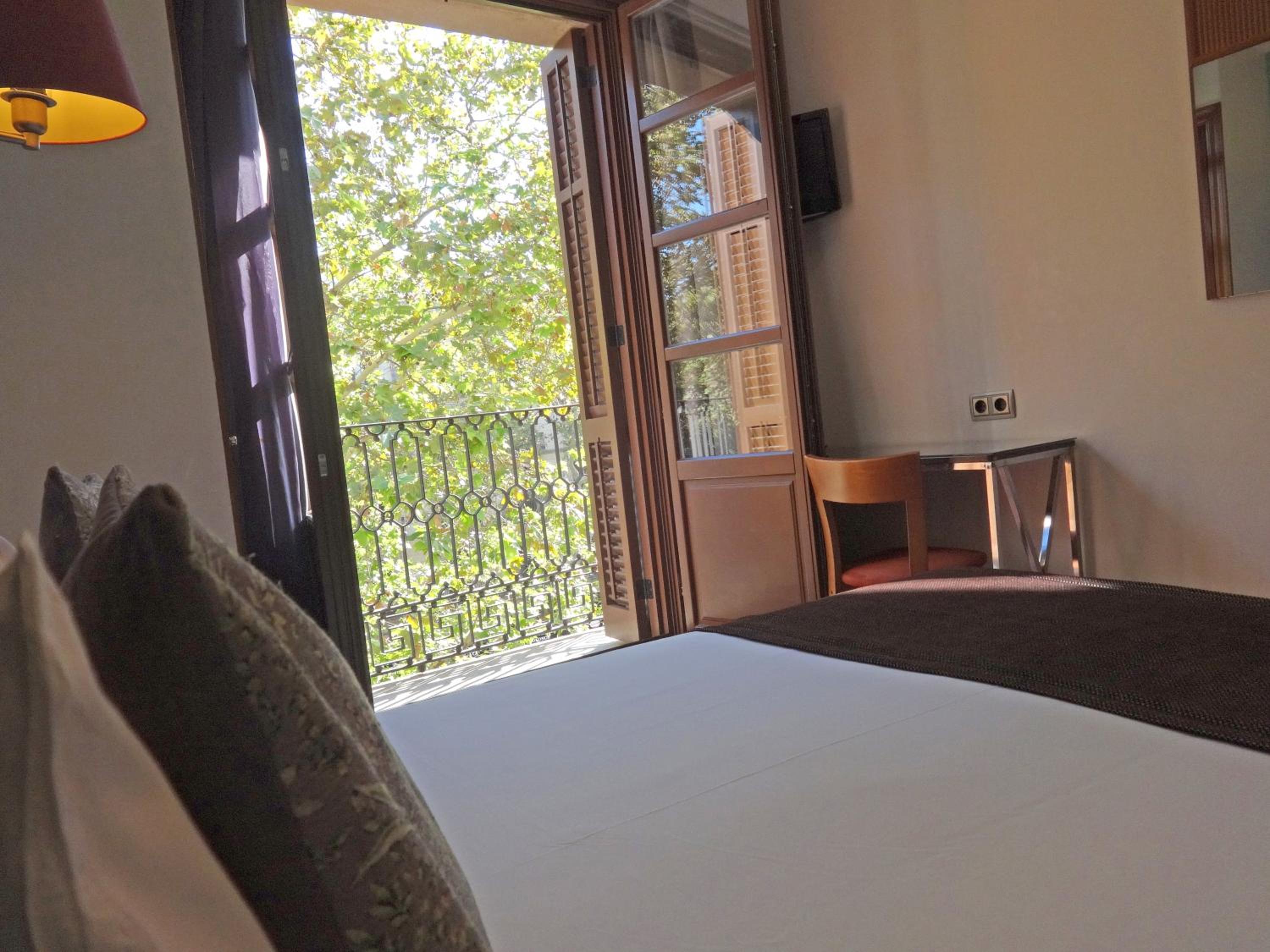 Double or Twin Room with La Rambla Views photo 2