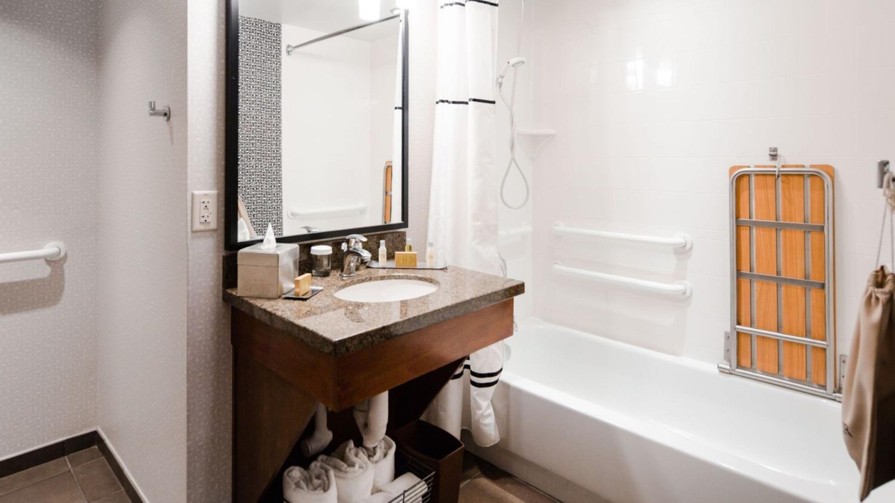 King Room with Accessible Tub - Mobility and Hearing Access/Non-Smoking - Photo 7