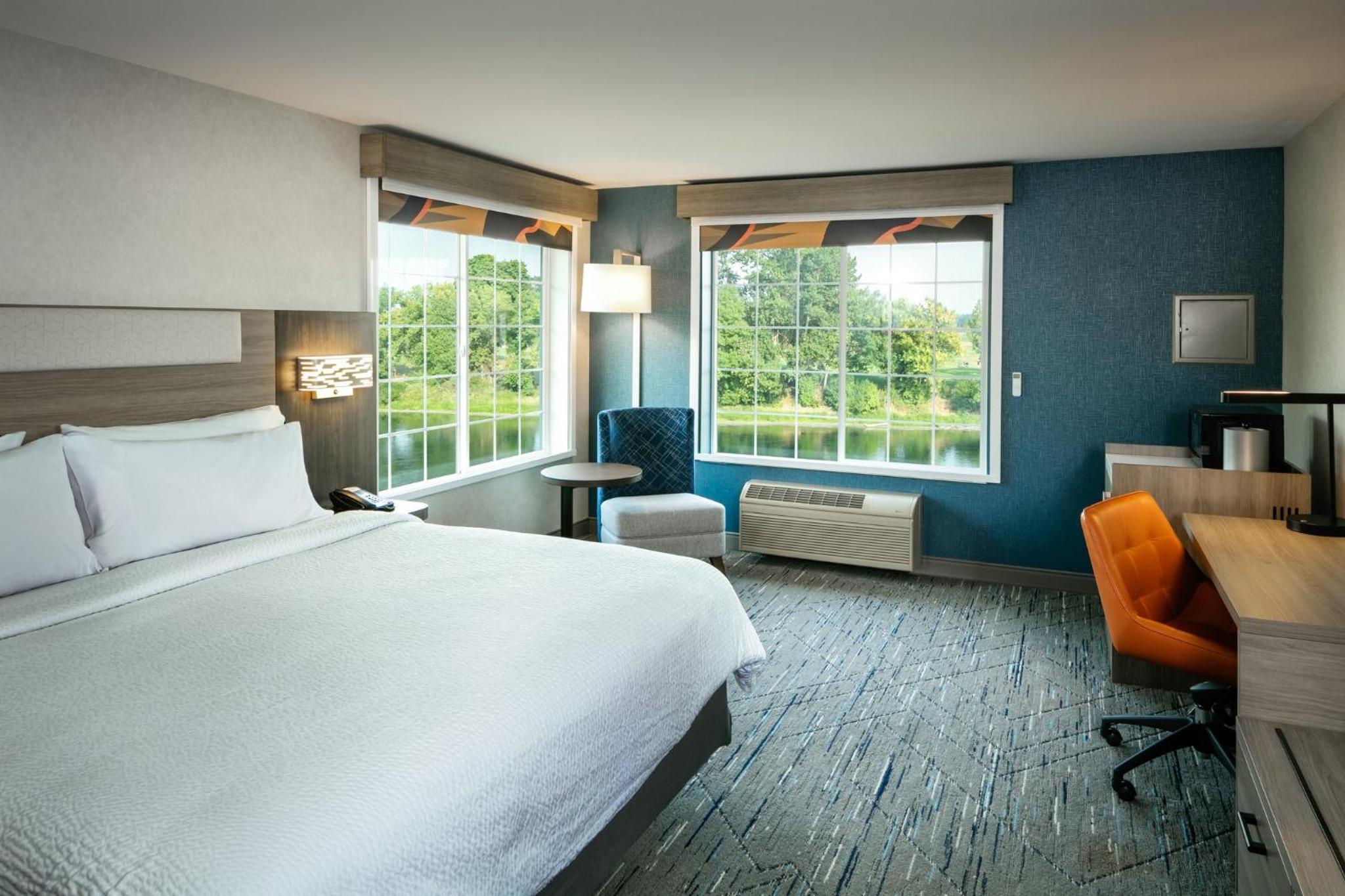 Standard King Room - Mobility Accessible with Tub and River View - Photo 1