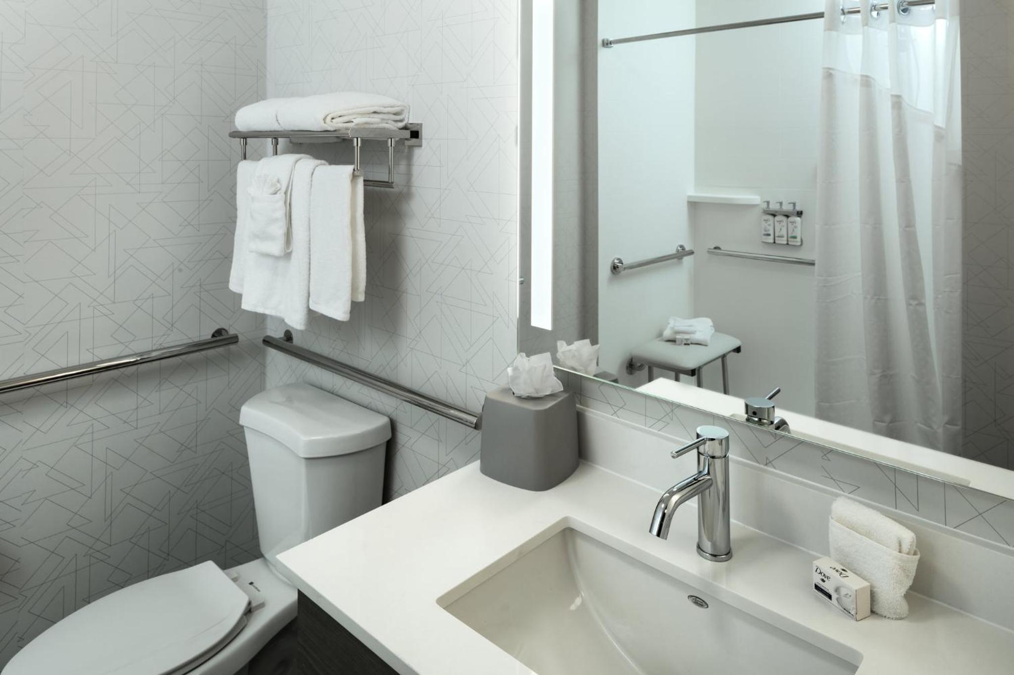 Standard King Room with Mobility Accessible Roll-In Shower - Photo 3
