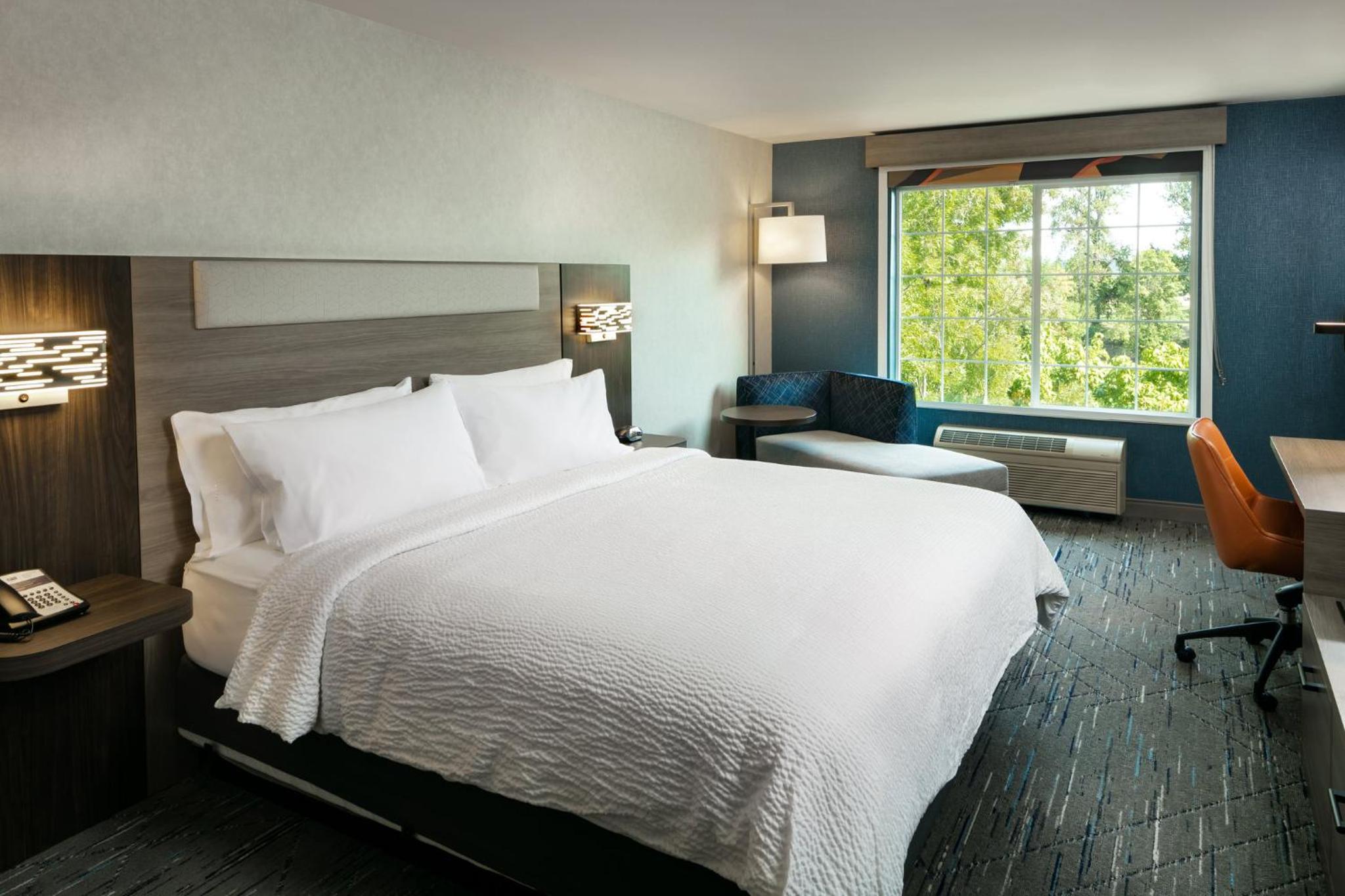 Standard King Room with River View - Photo 2