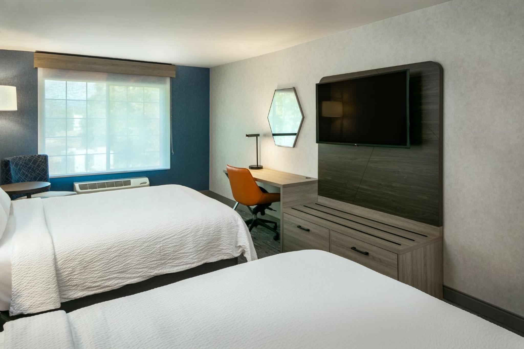 Standard Room with Two Queen Beds - Photo 1