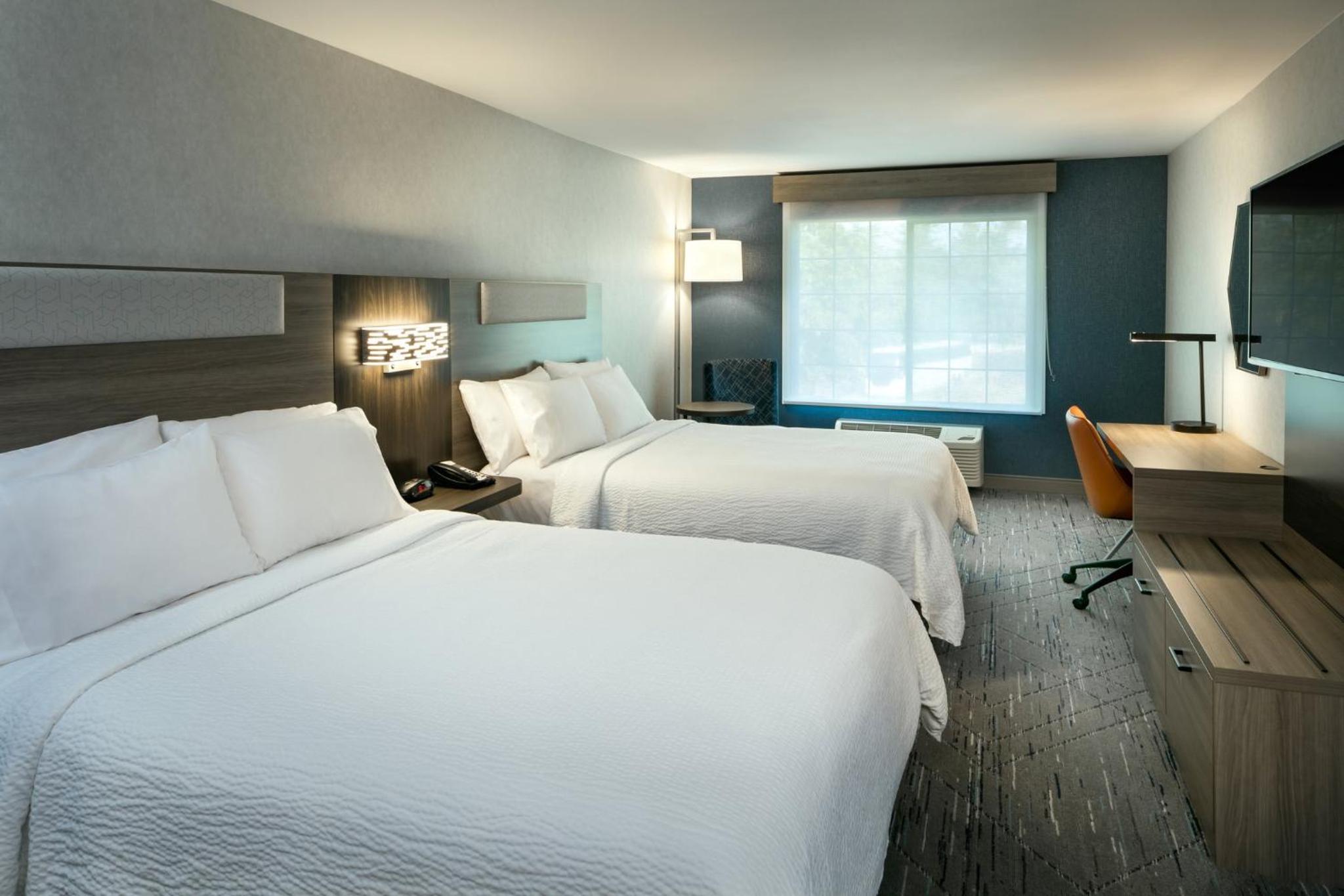 Standard Room with Two Queen Beds - Photo 3