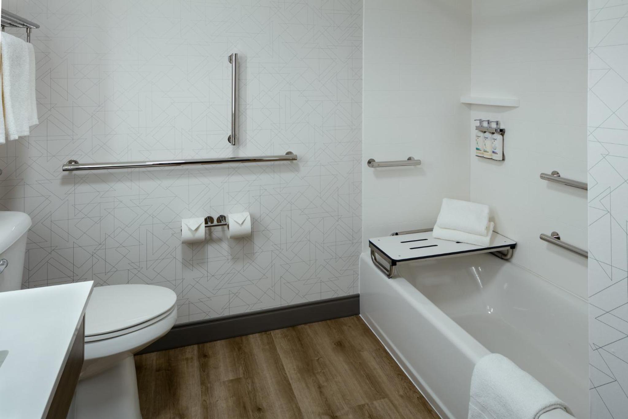 Standard King Room - Mobility Accessible with Tub and River View - Photo 3
