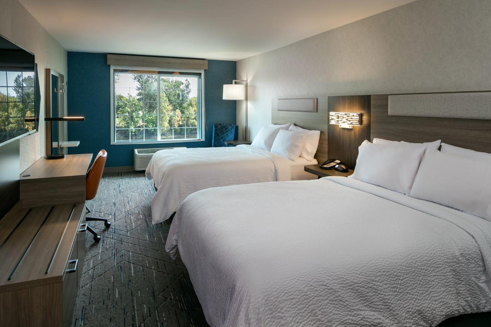 Standard Queen Room with River View - Photo 3