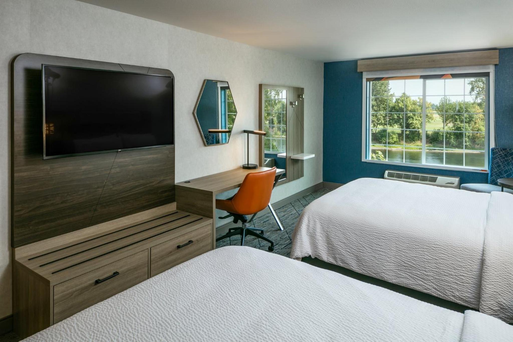 Standard Queen Room with River View - Photo 1
