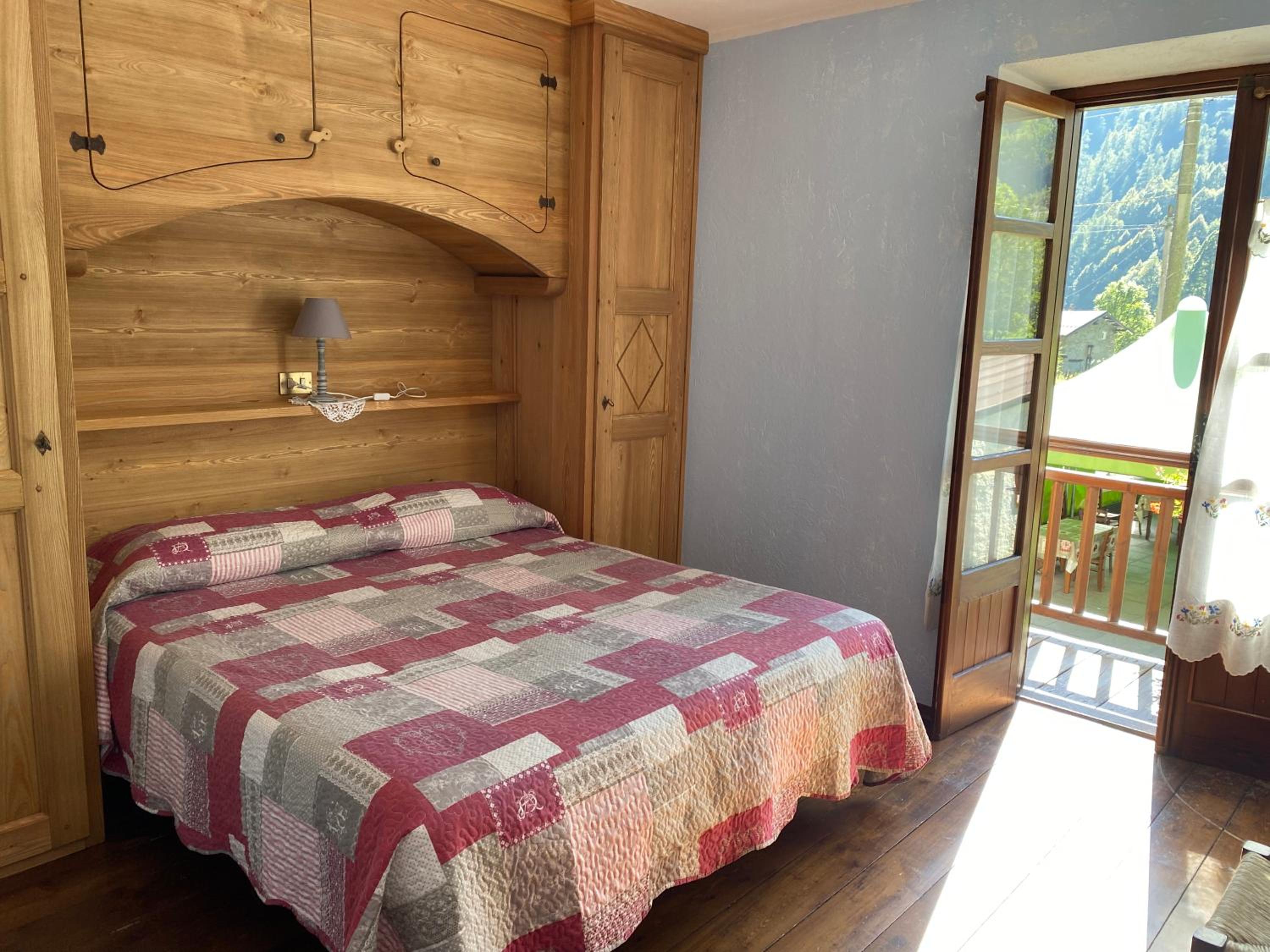Double Room with Balcony - Photo 3