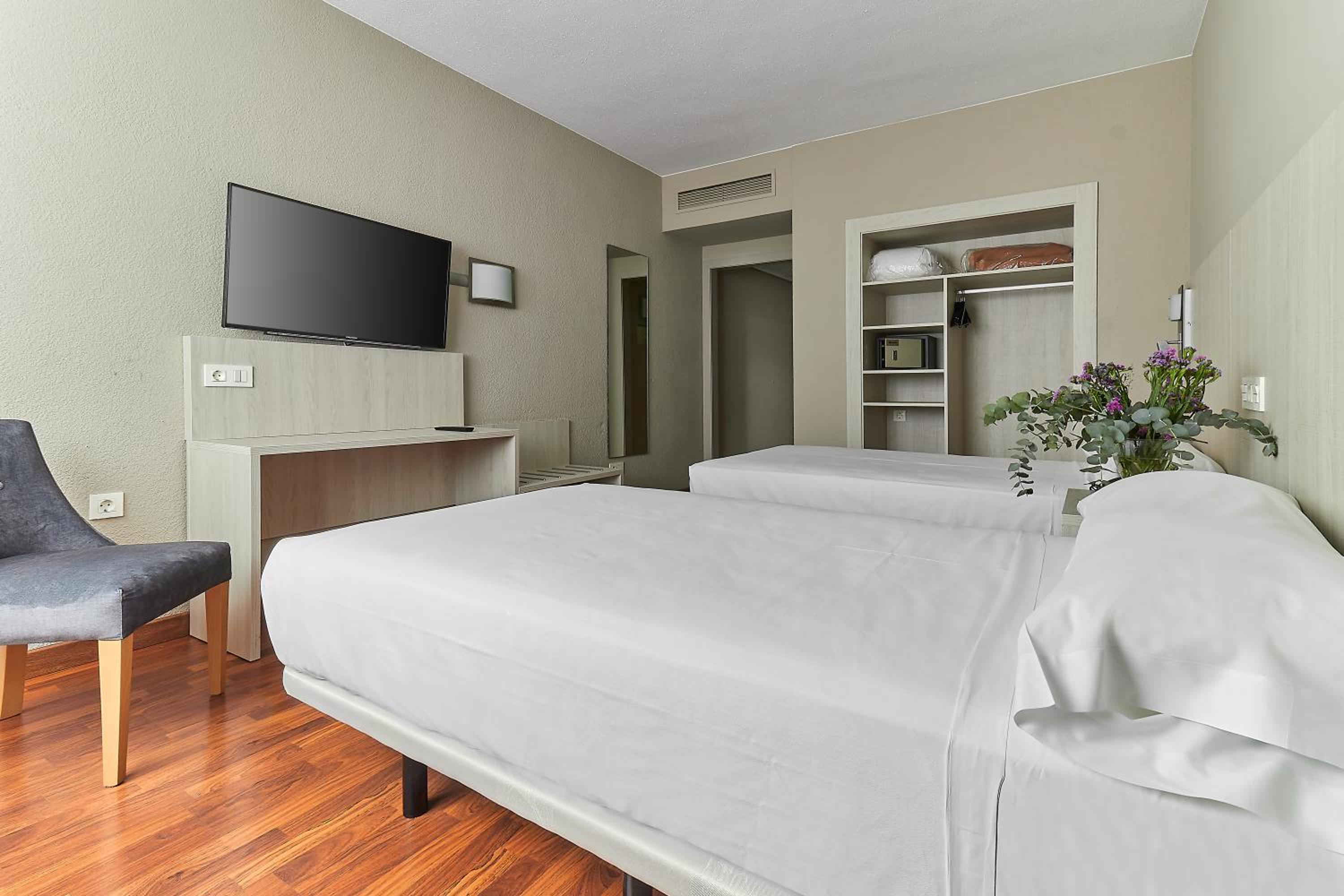 Double or Twin Room - Photo 3
