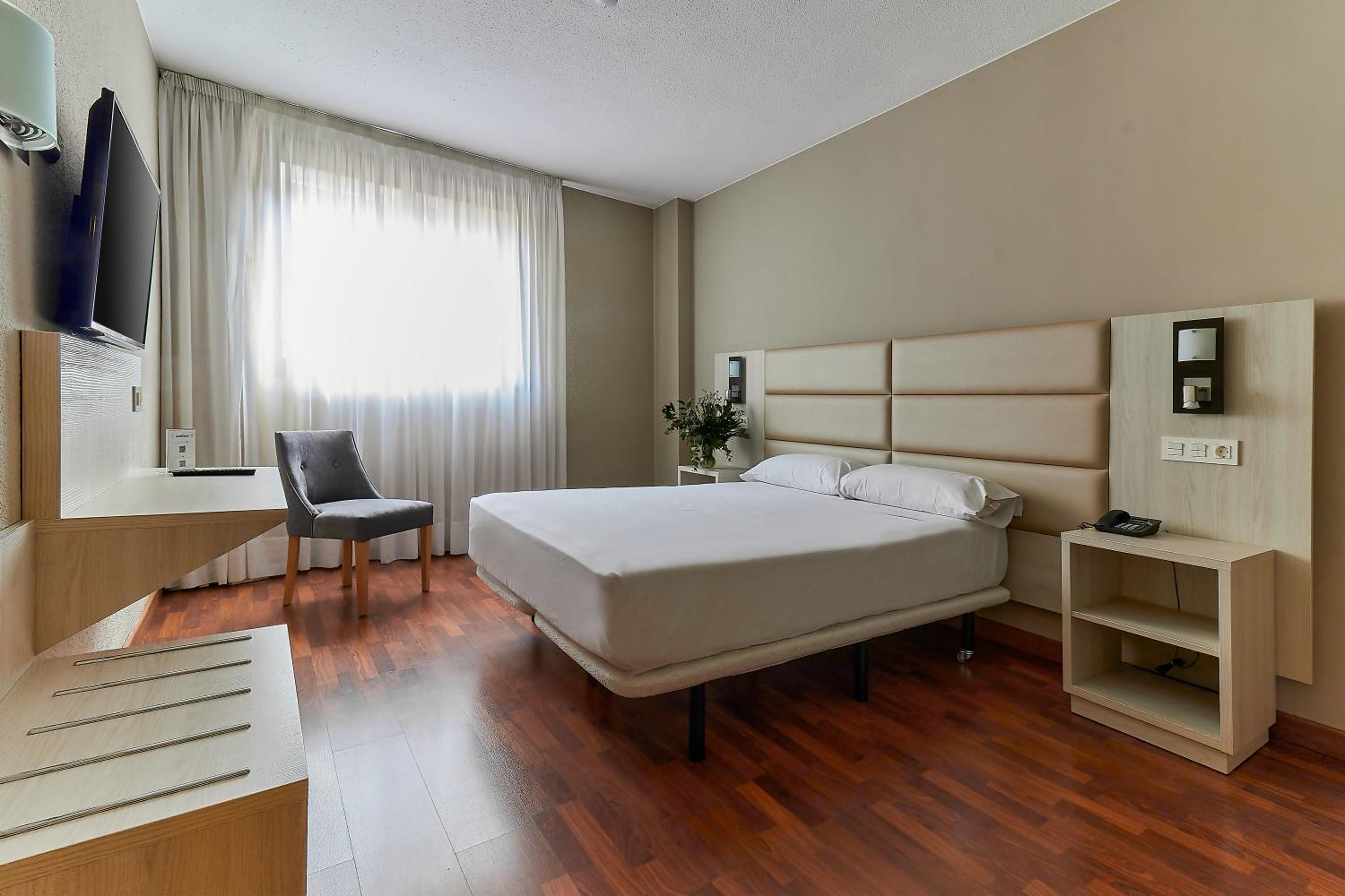 Double or Twin Room - Photo 5