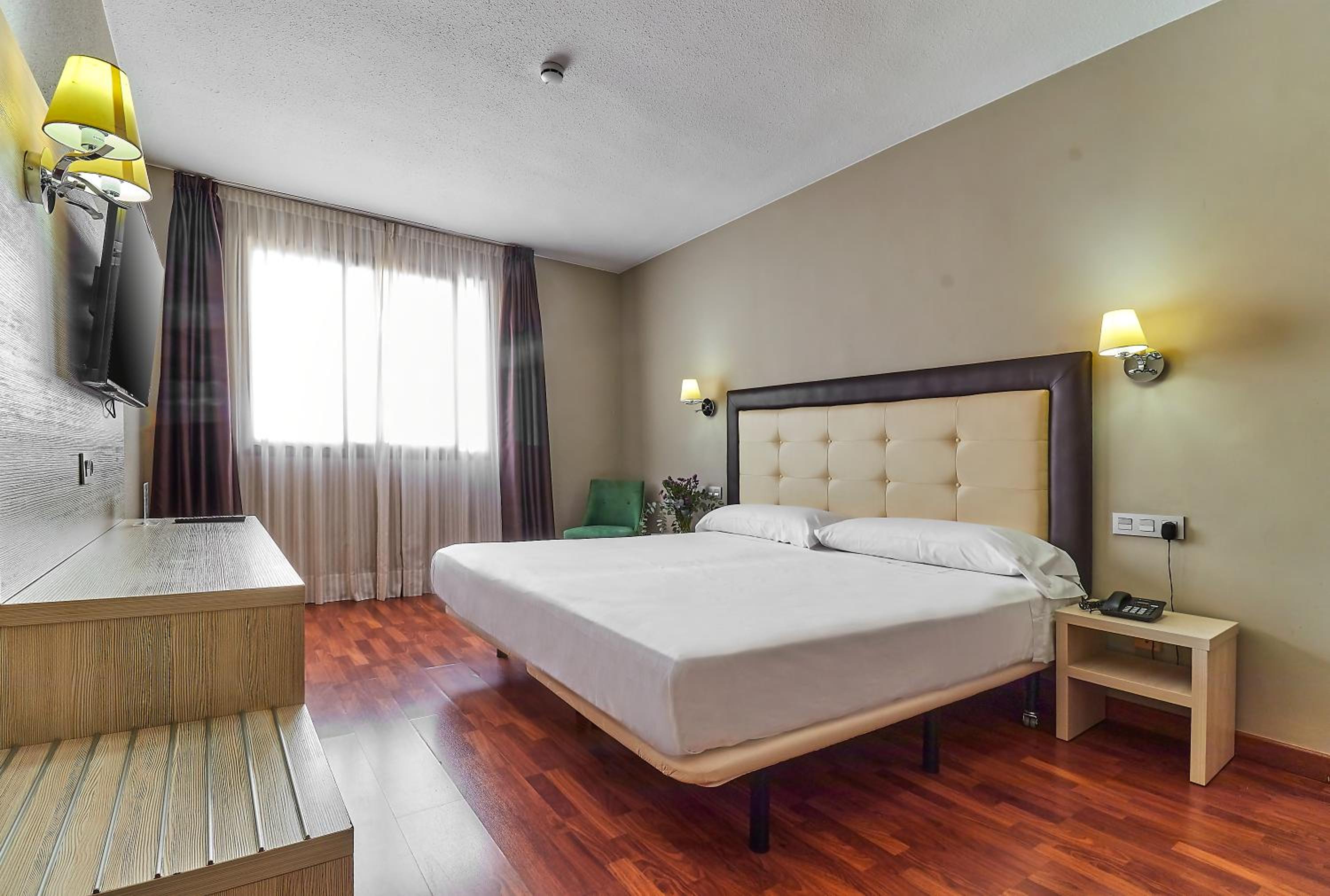 Double or Twin Room - Photo 9