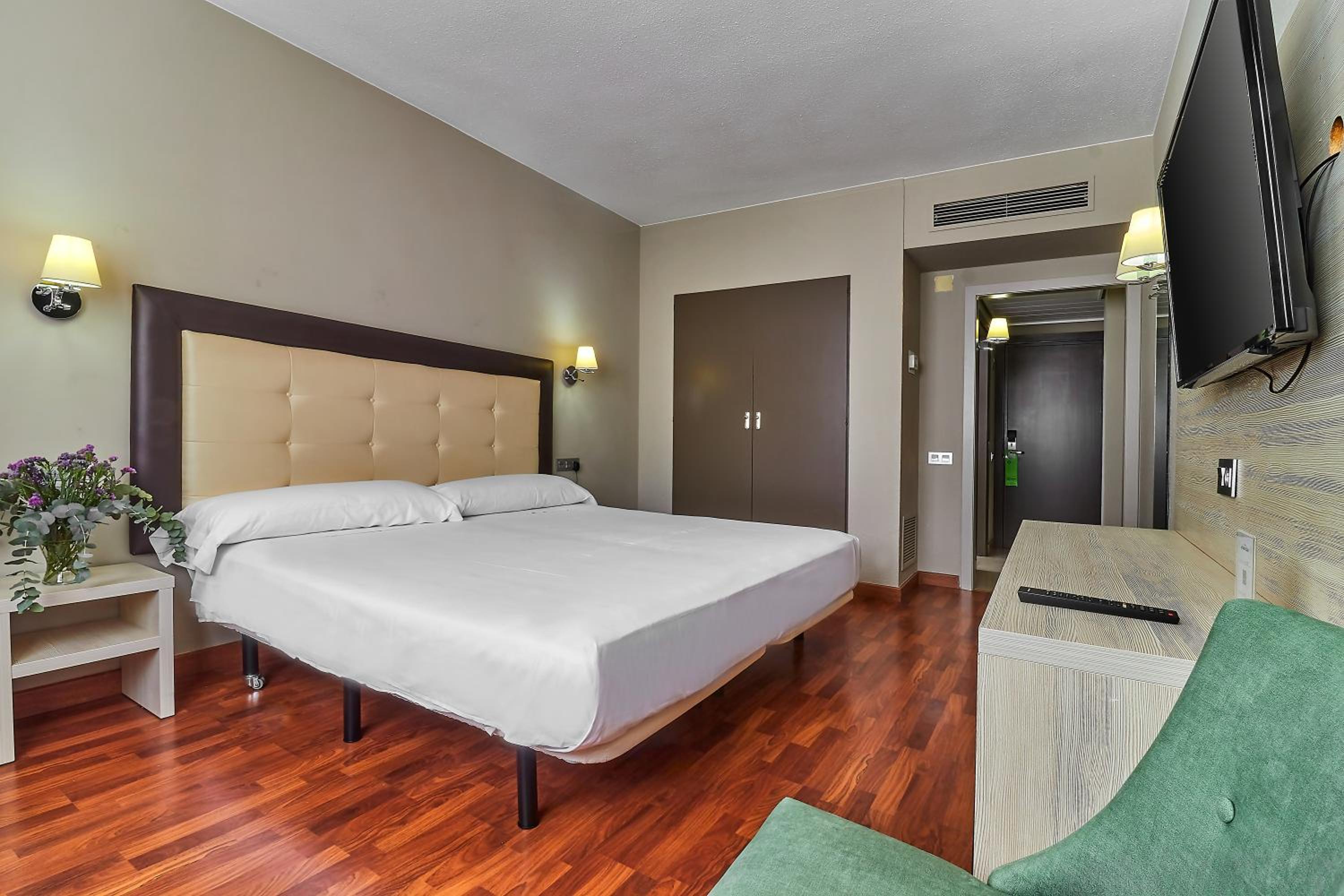 Double or Twin Room - Photo 10