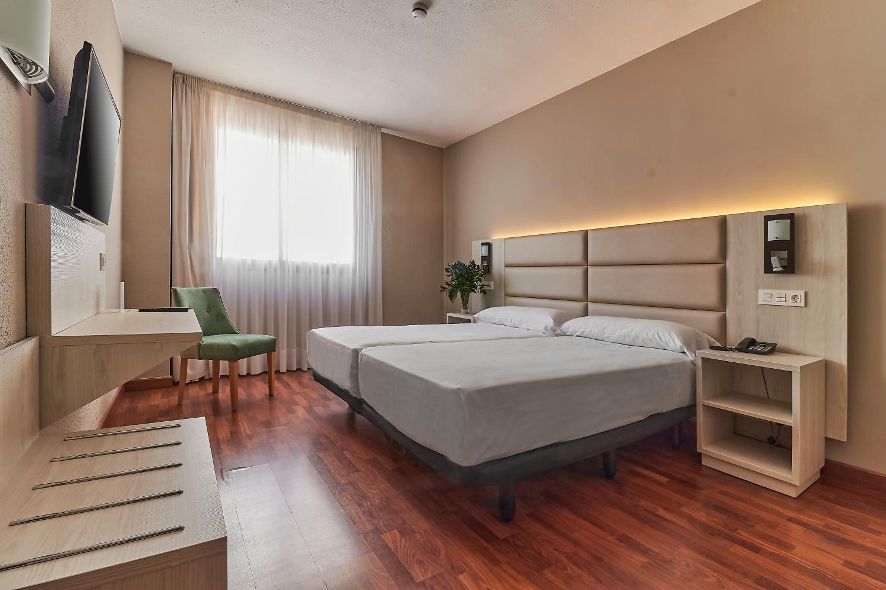 Double or Twin Room - Photo 11