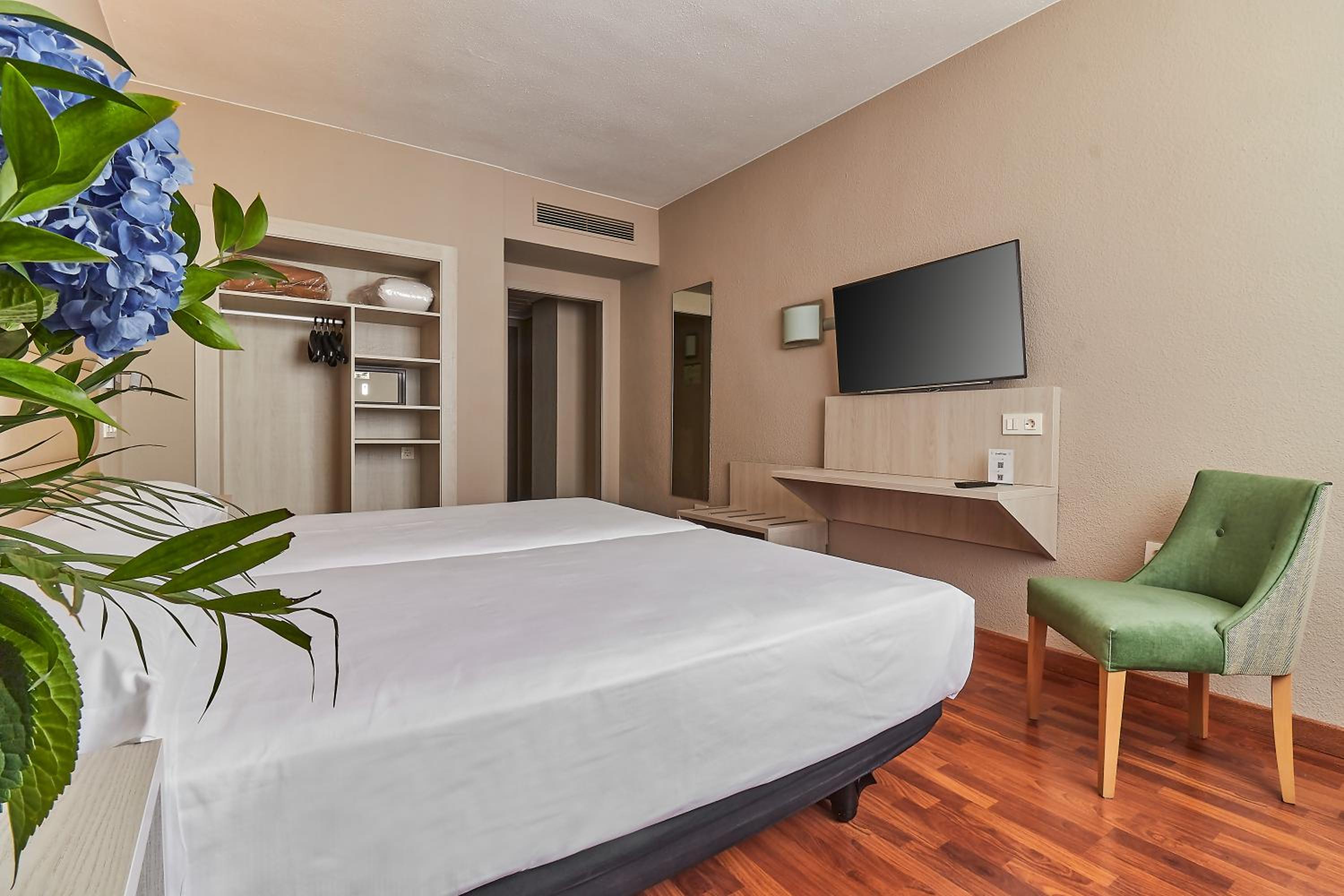 Double or Twin Room - Photo 12