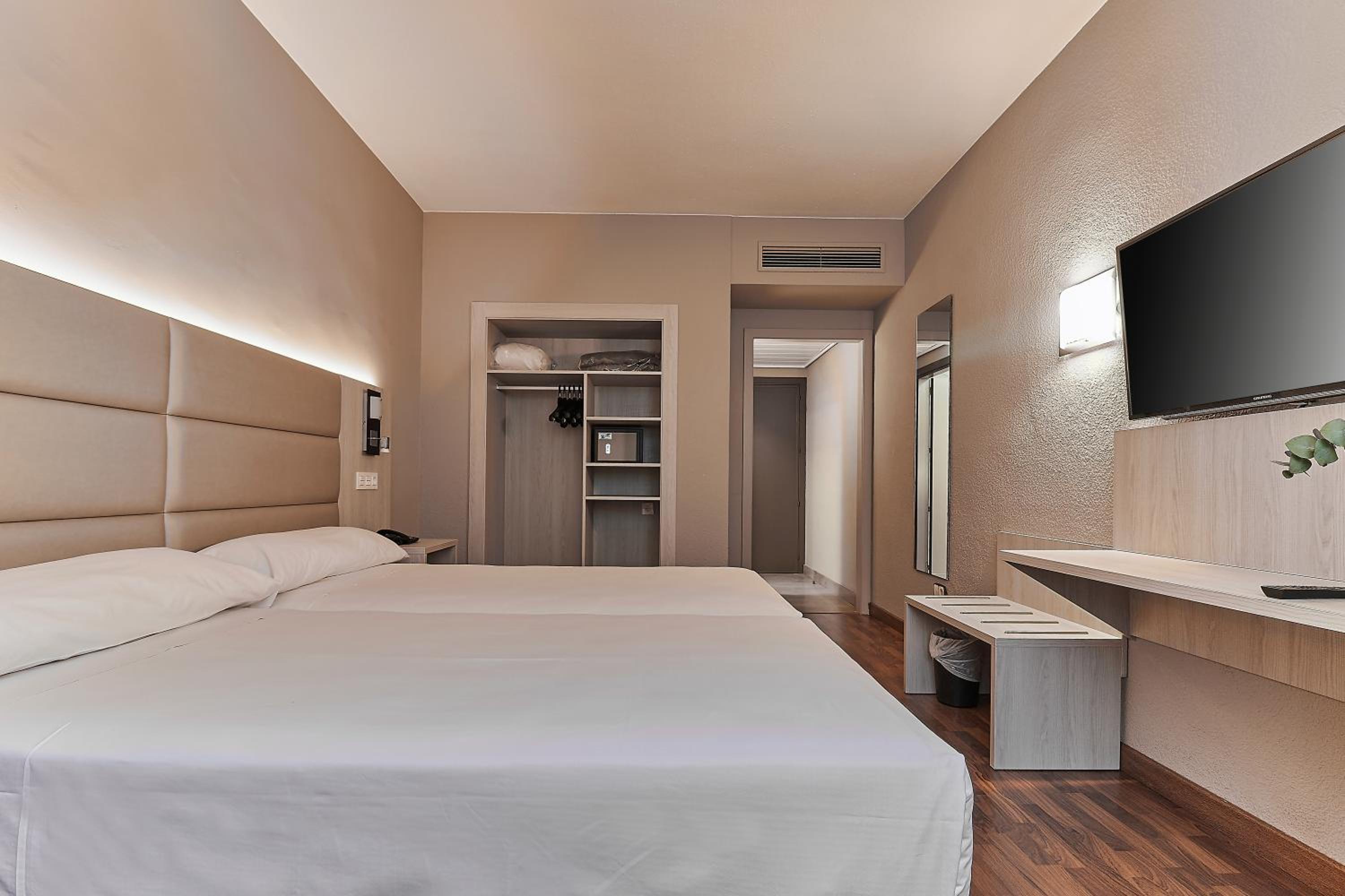 Double or Twin Room - Photo 13