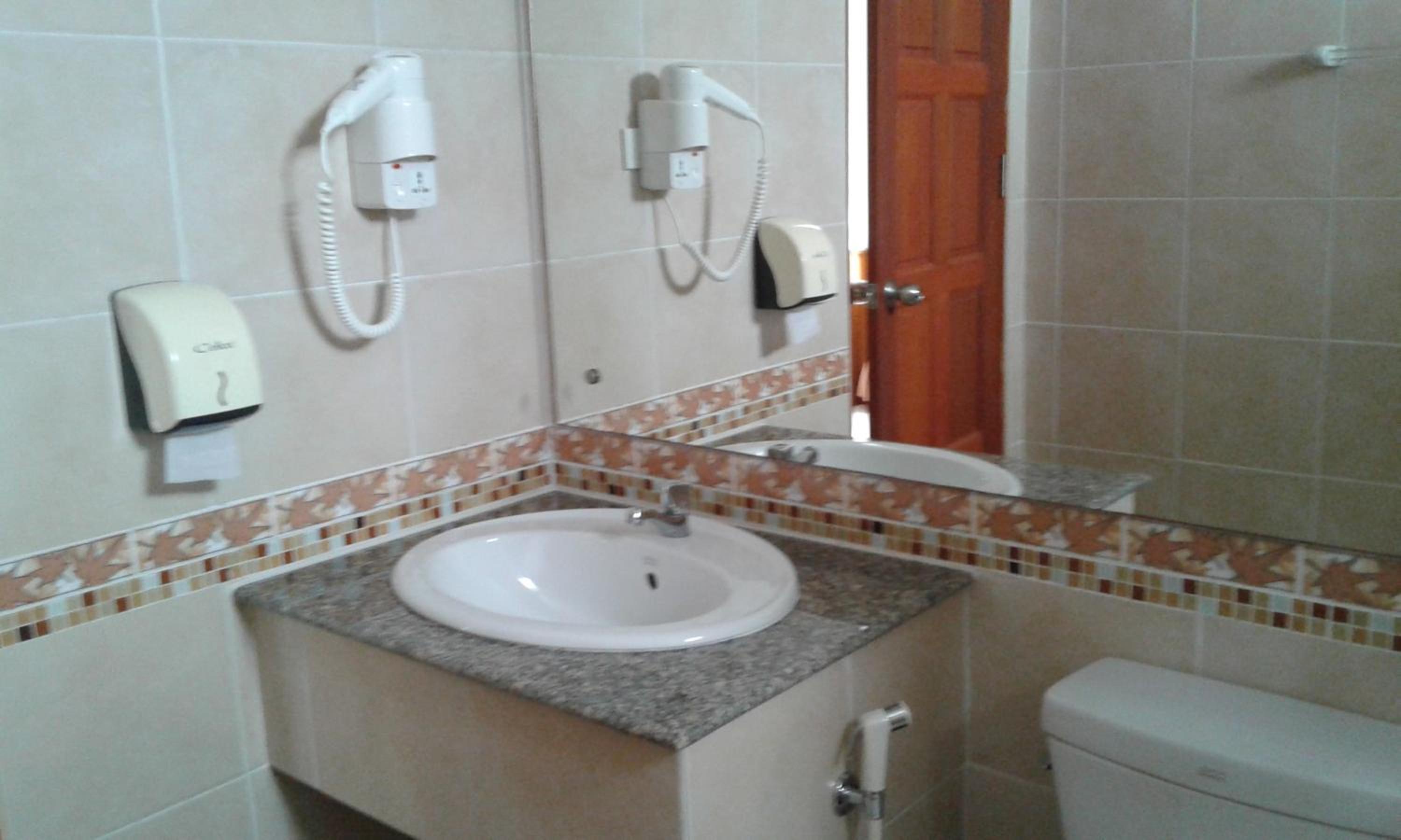 Standard Twin Room - No Balcony - No Window photo 2
