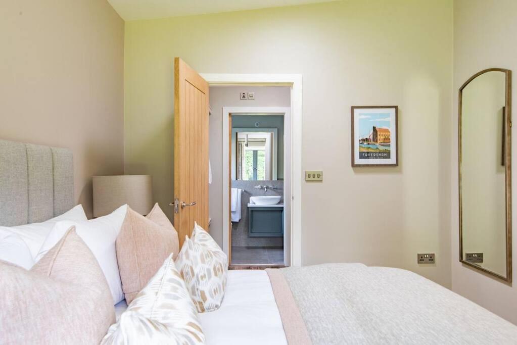 Three-Bedroom House photo 2
