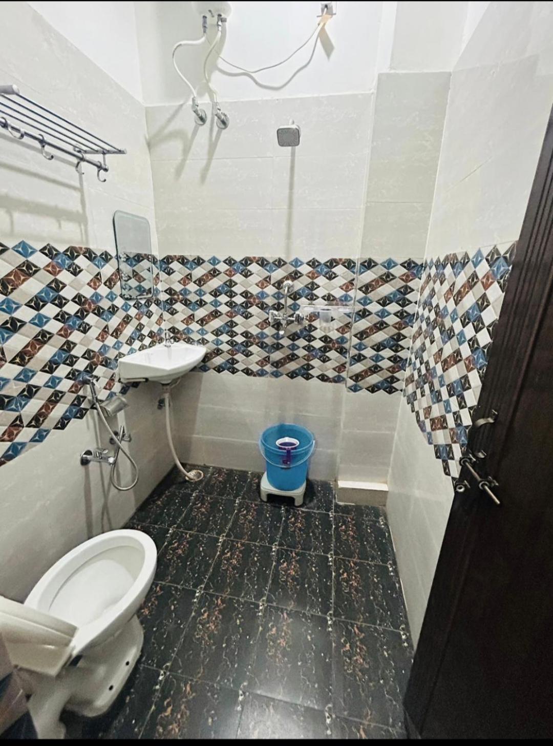 Double Room with Balcony - Photo 21