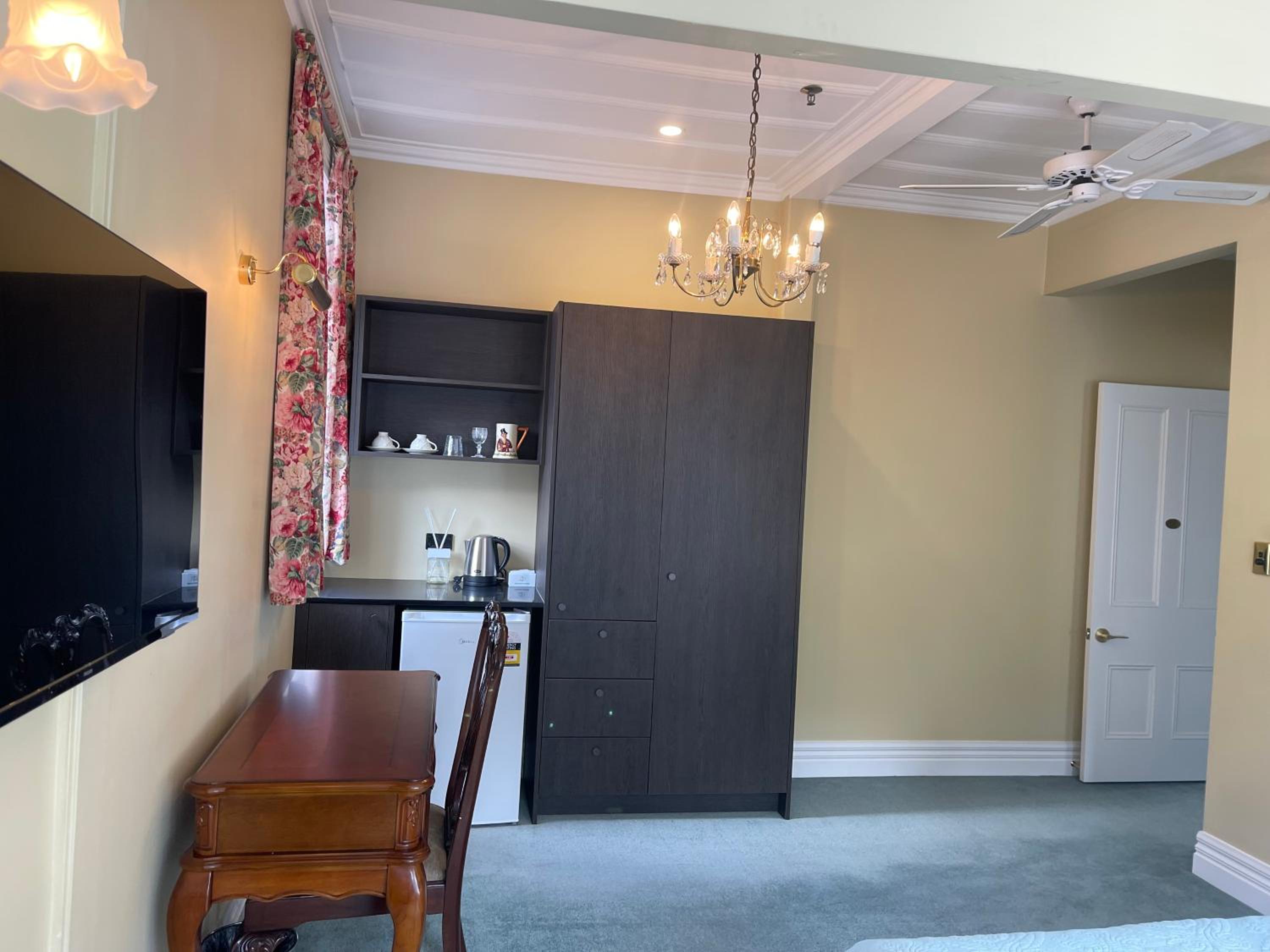 Deluxe Double Room with Bath - Photo 5