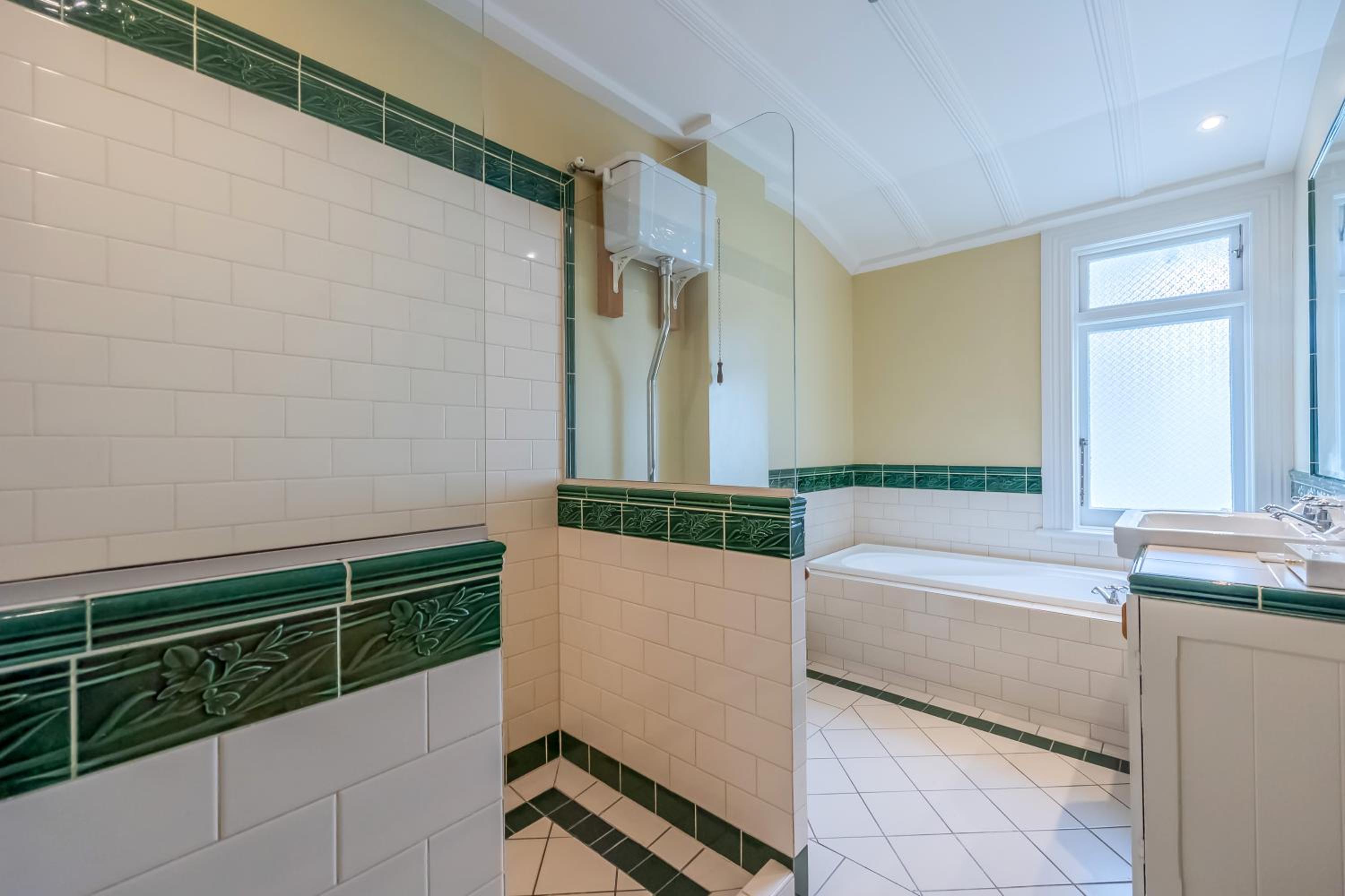 Deluxe Double Room with Bath - Photo 6