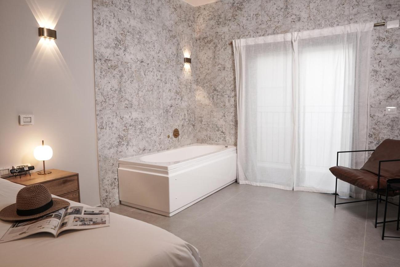 Deluxe Room with Hot Tub photo 2