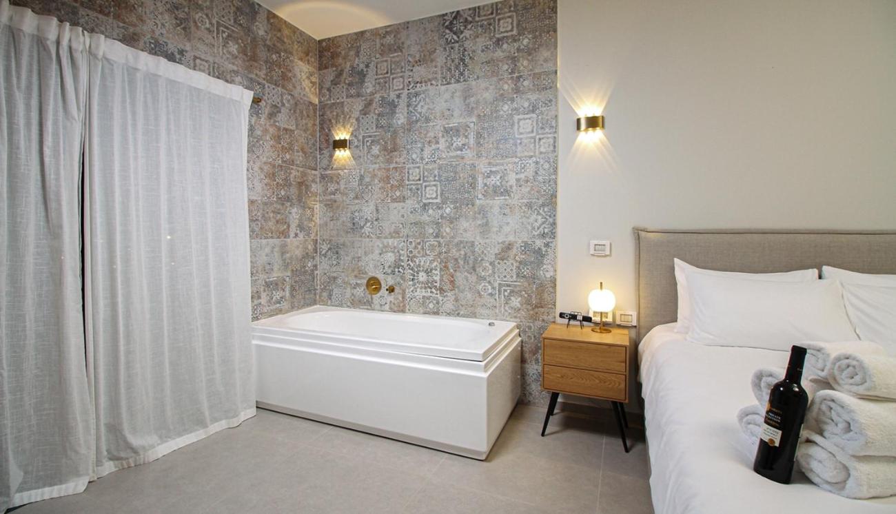 Deluxe Room with Hot Tub photo 3