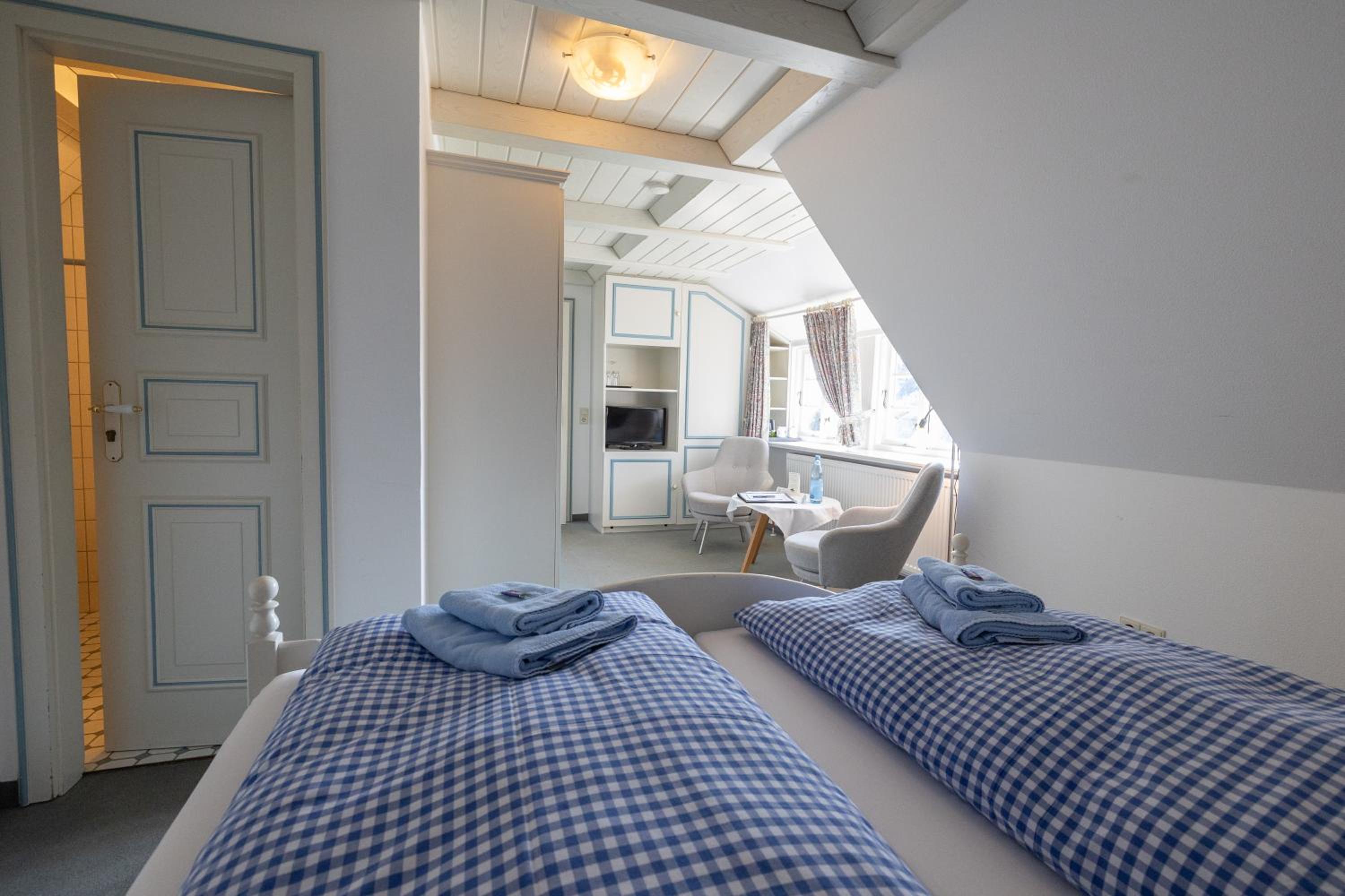 Double Room 8 with Sideways Sea View photo 3