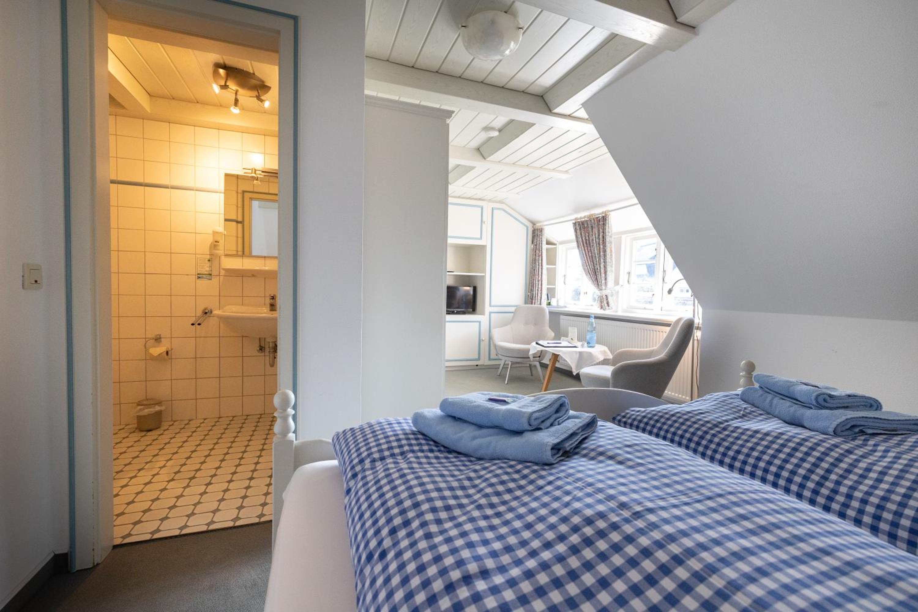 Double Room 8 with Sideways Sea View photo 2